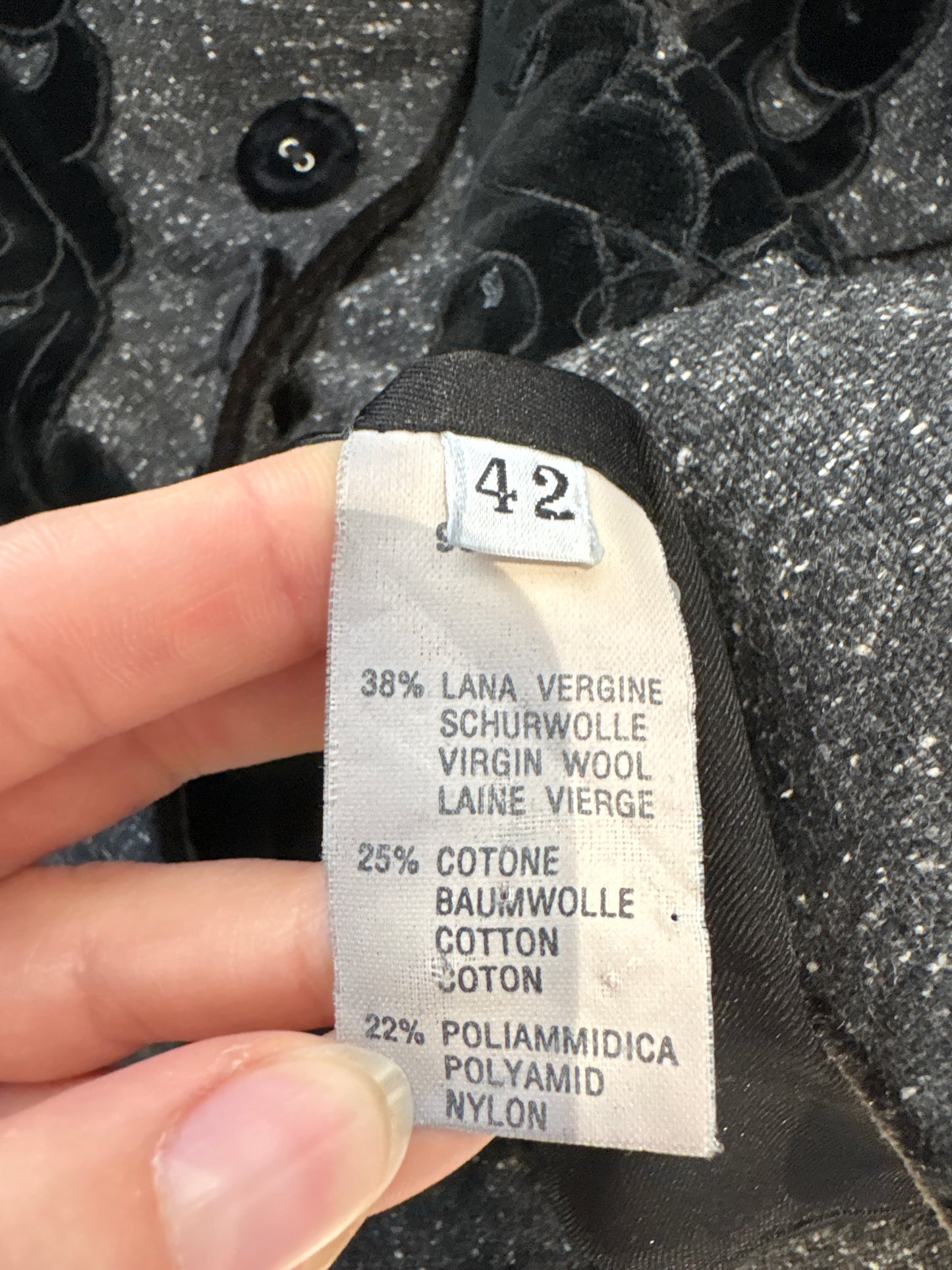 Sacou elegant cu aplicații negre cambrat din stofita lightweight de sezon cald