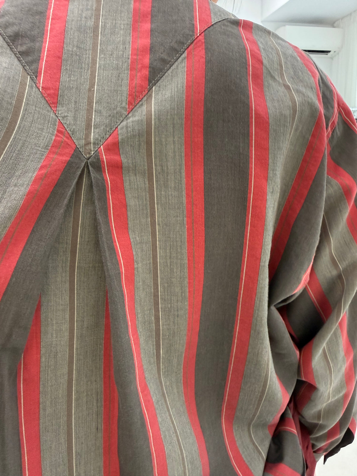 Cămașa vintage în dungi și croi retro modern statement din mătase și bumbac