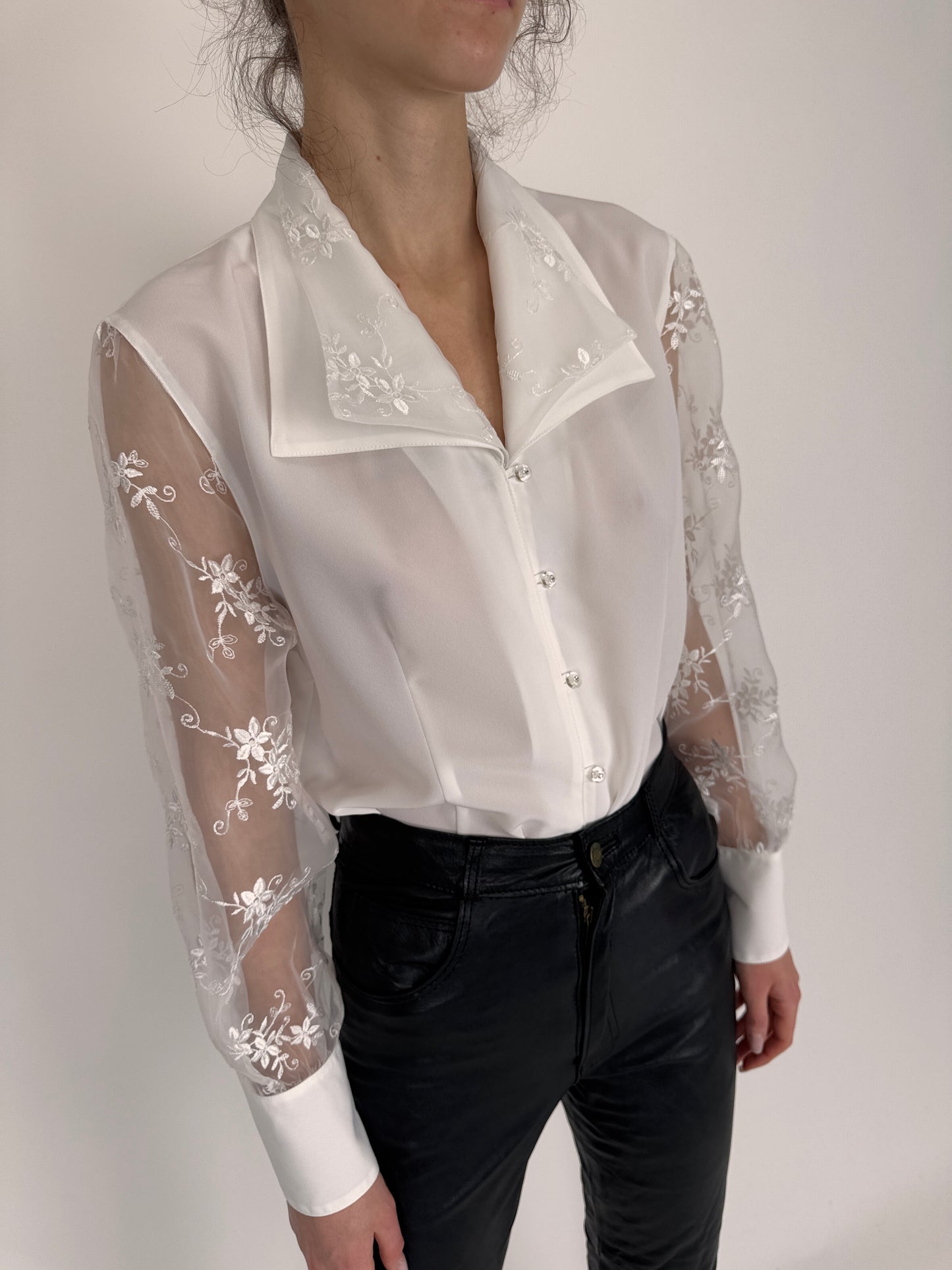 Cămașa vintage cu inserții din organza brodată