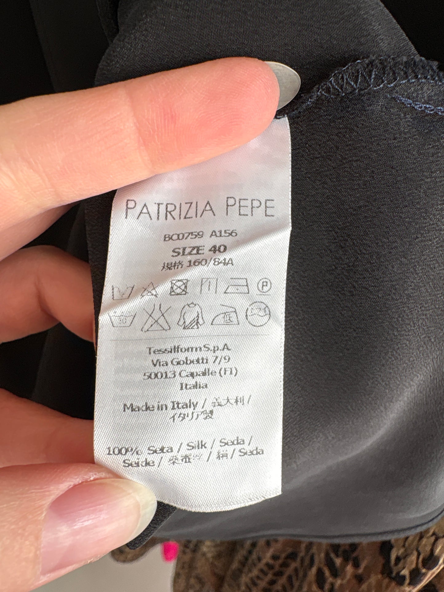 Top luxury negru Patrizia Pepe din mătase naturală în croi clasic