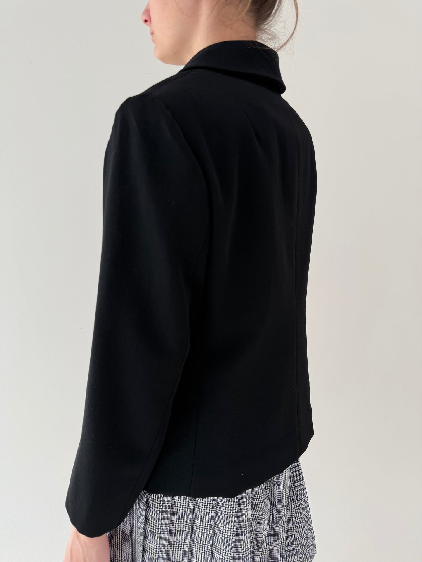 Sacou negru cambrat cu revere rotunjite din stofă de lana extrafina