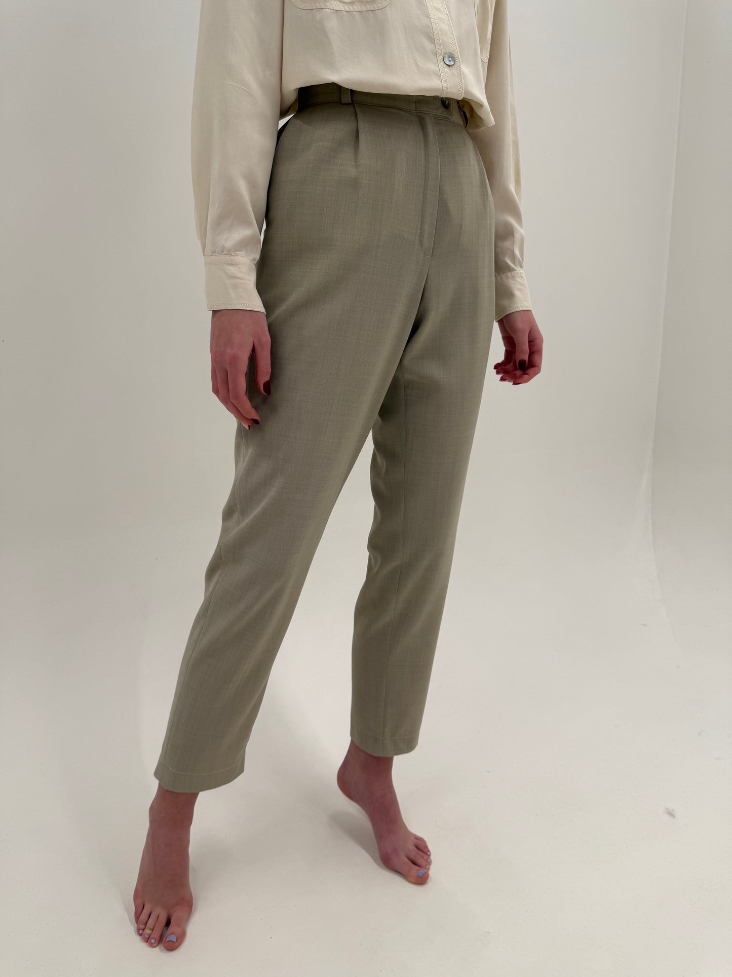 Pantaloni grej din lana extrafina tall cu pense și talie ultra înaltă