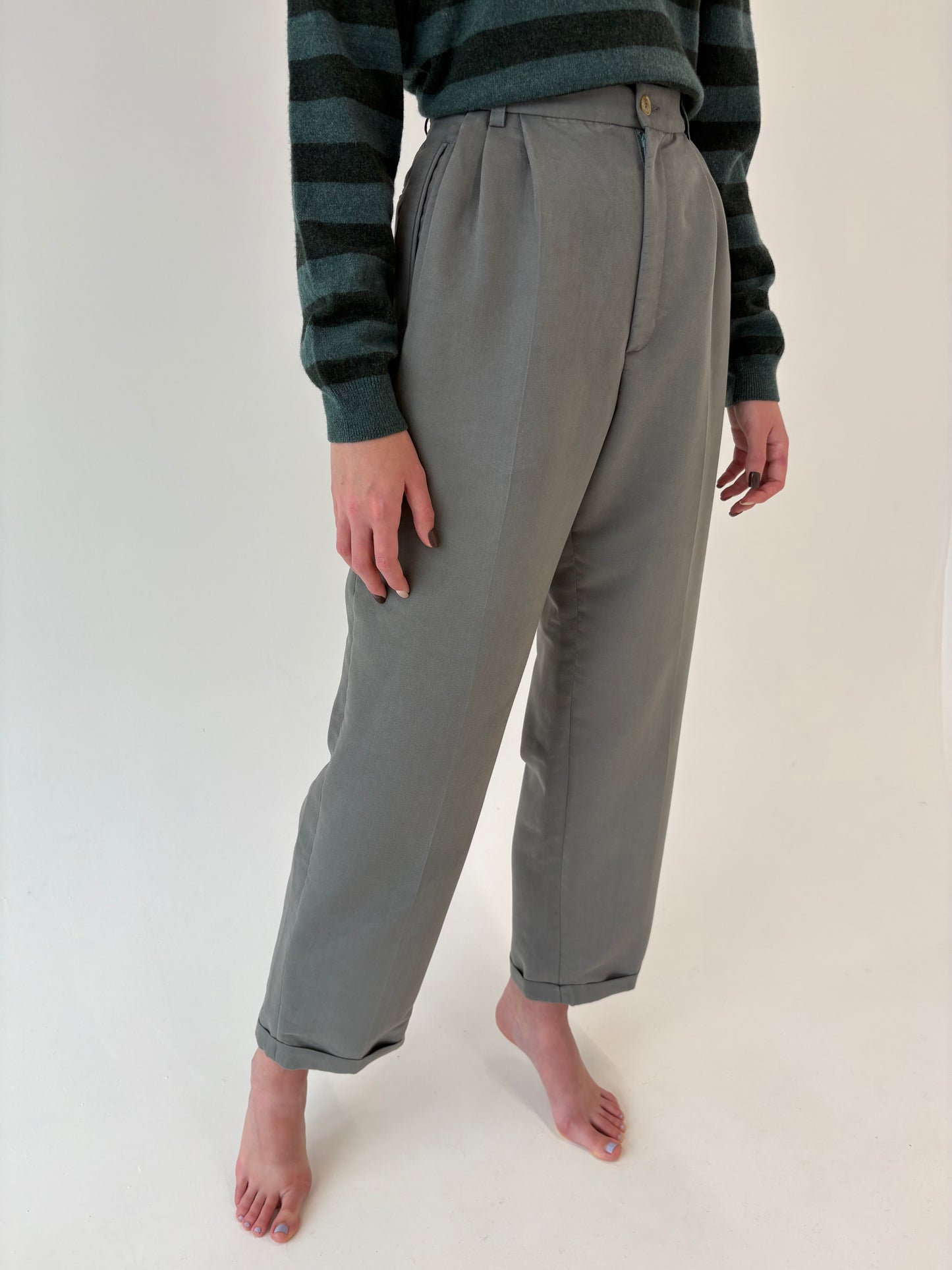 Pantaloni vintage cu pense și talie ultra înaltă Sage green din gabardină