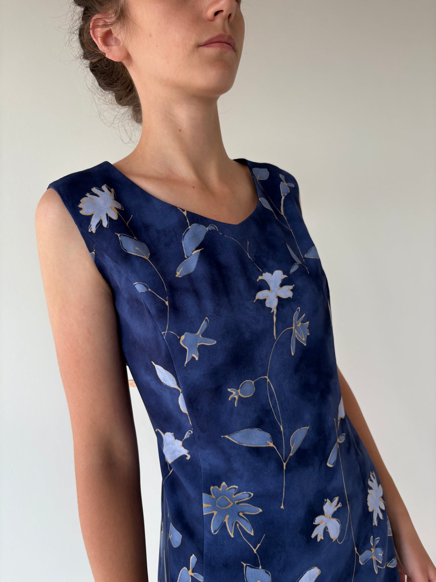 Rochie in nuante superbe de albastru cu print floral delicat