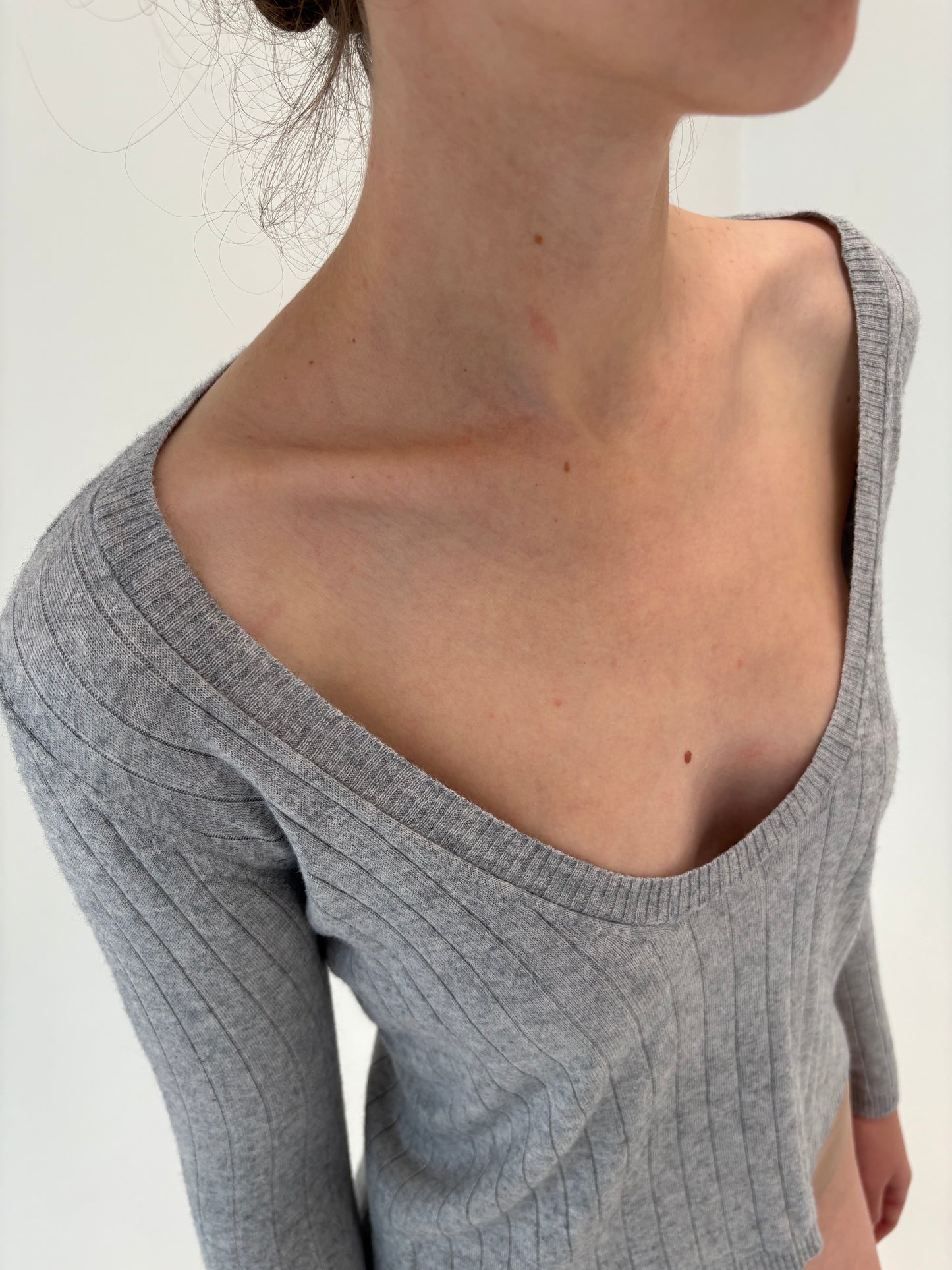 Pulover de designer din lana merino extrafina subtire cu decolteu generos