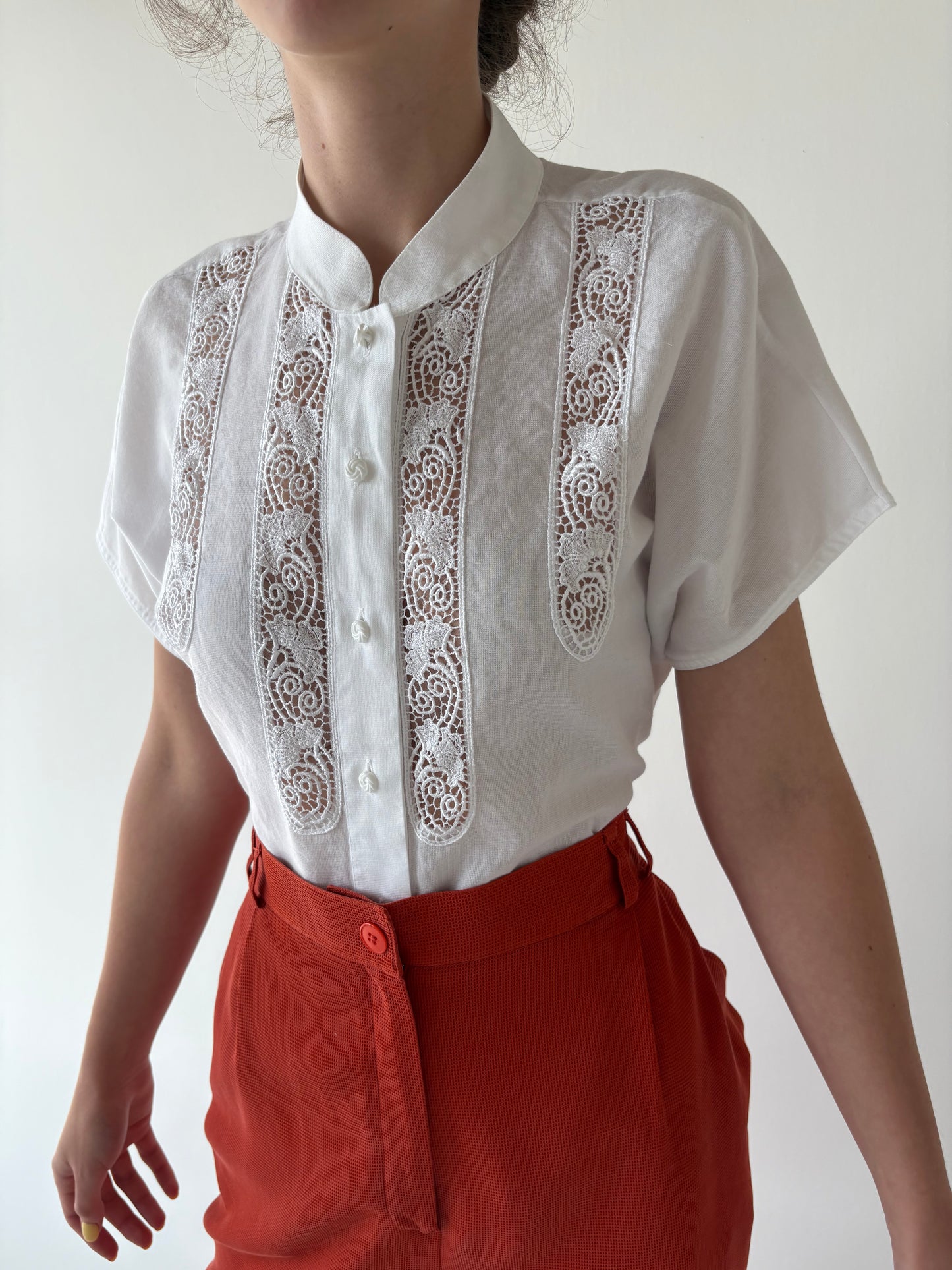 Cămașa vintage din pânză moale de în cu inserții de dantelă macrame
