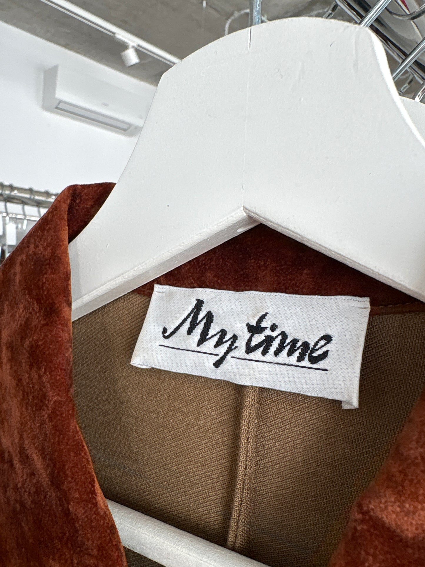 Rochie camel tip sacou în croi cambrat și nasturi aurii și si inserții de catifea