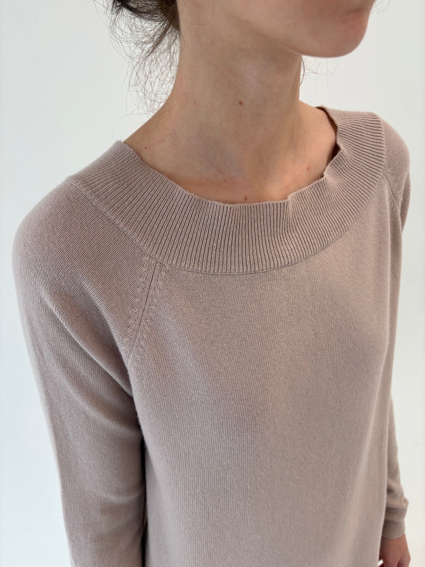 Pulover pink nude de brand super premium italian din lana merino extrafina