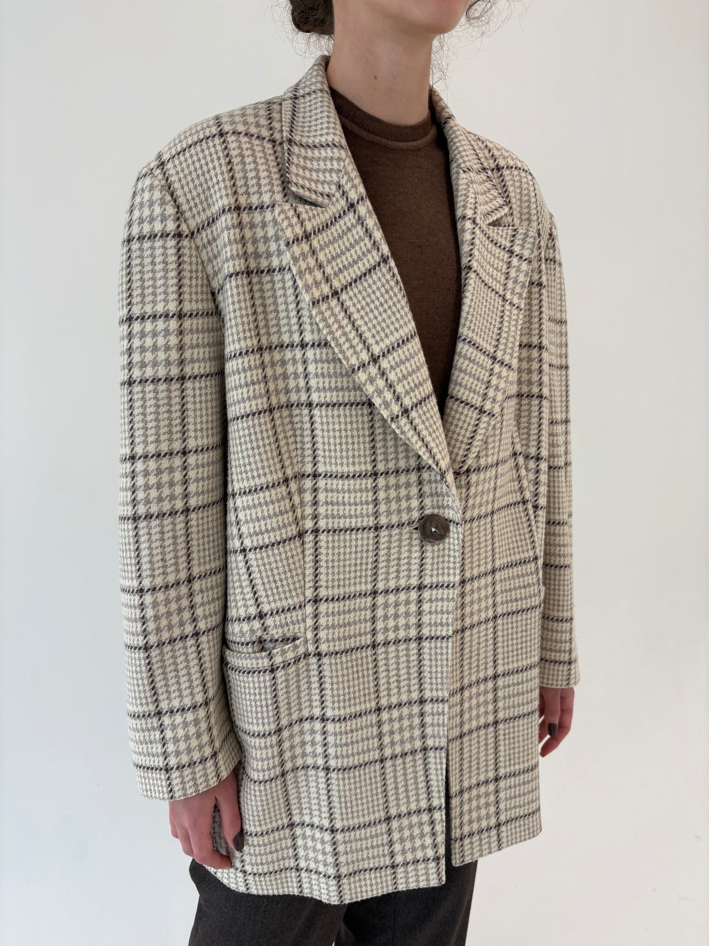 Sacou lung light nude în carouri din tweed moale de lana extrafina