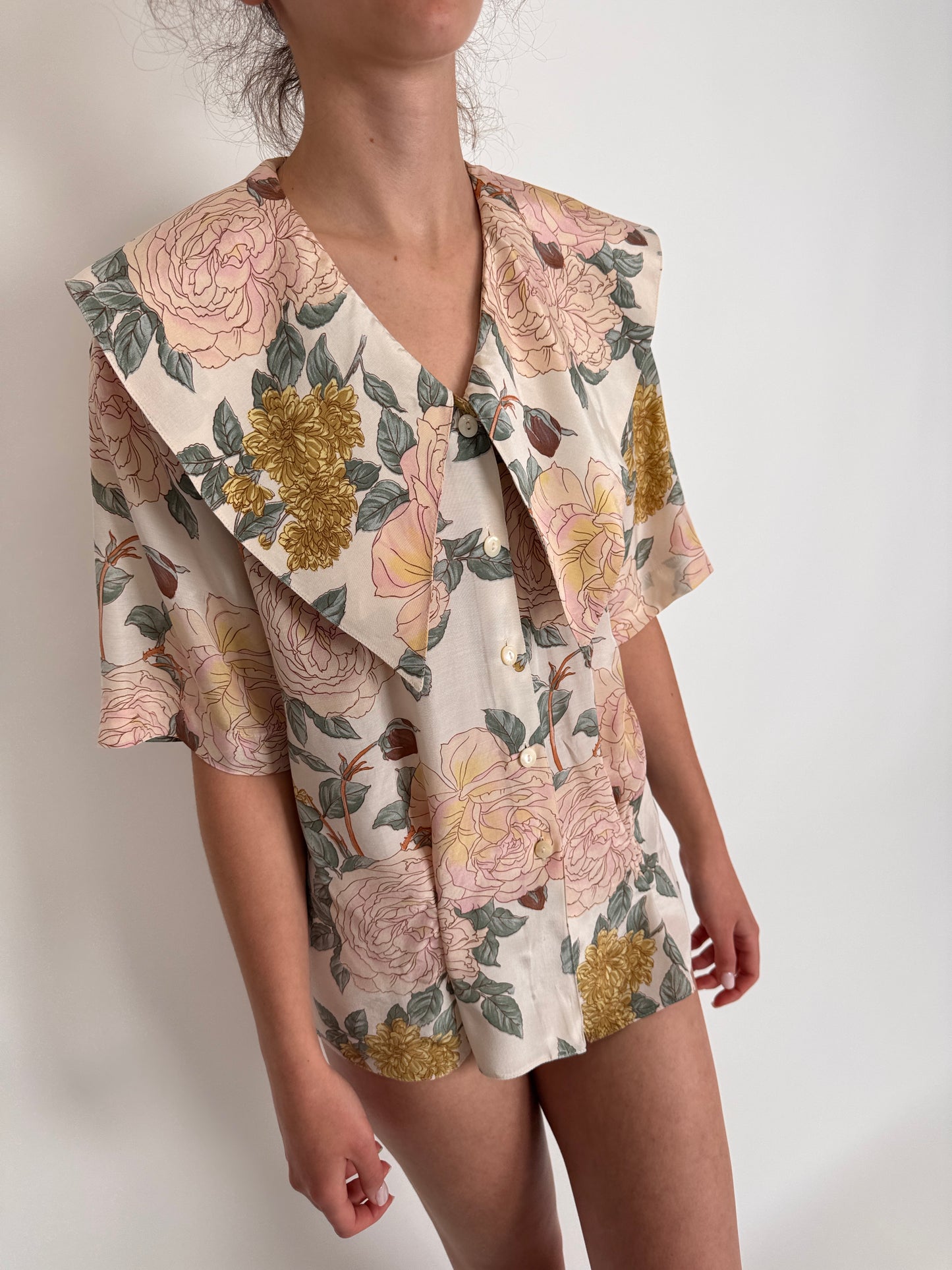 Cămașa vintage cu print floral superb în culori pudrate