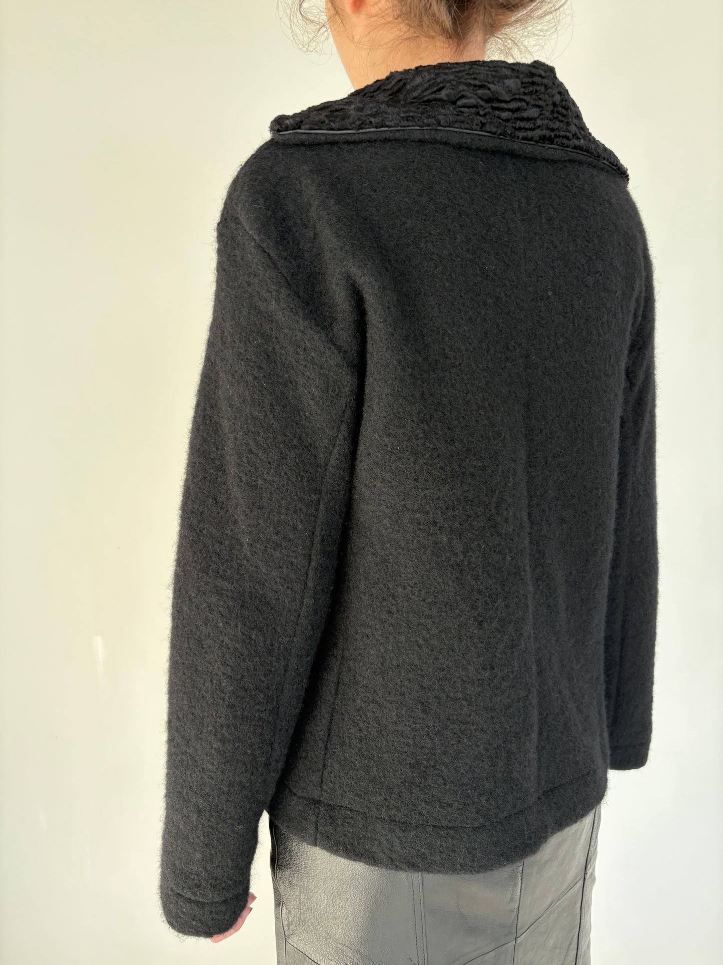 Sacou italian negru în croi ușor cambrat ultra confort din tricot de lana