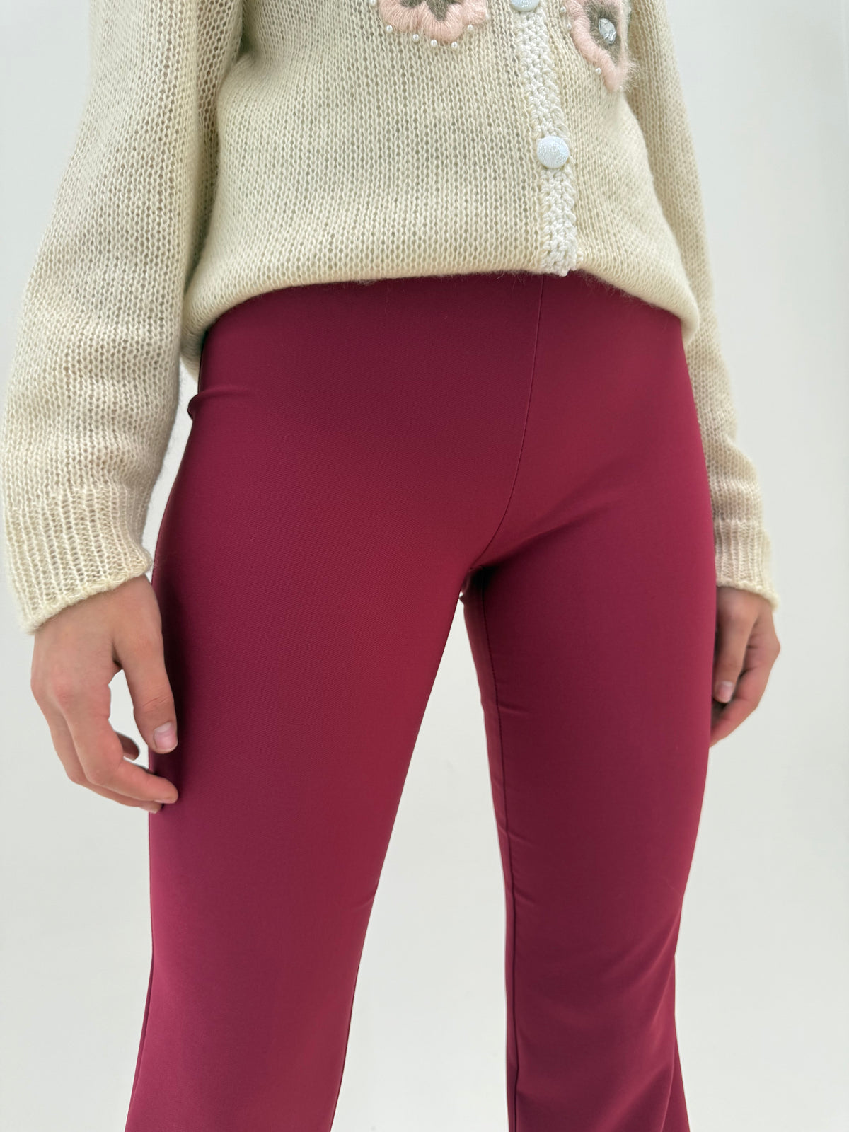 Pantaloni burgundy evazați din twill ultra modelator tall