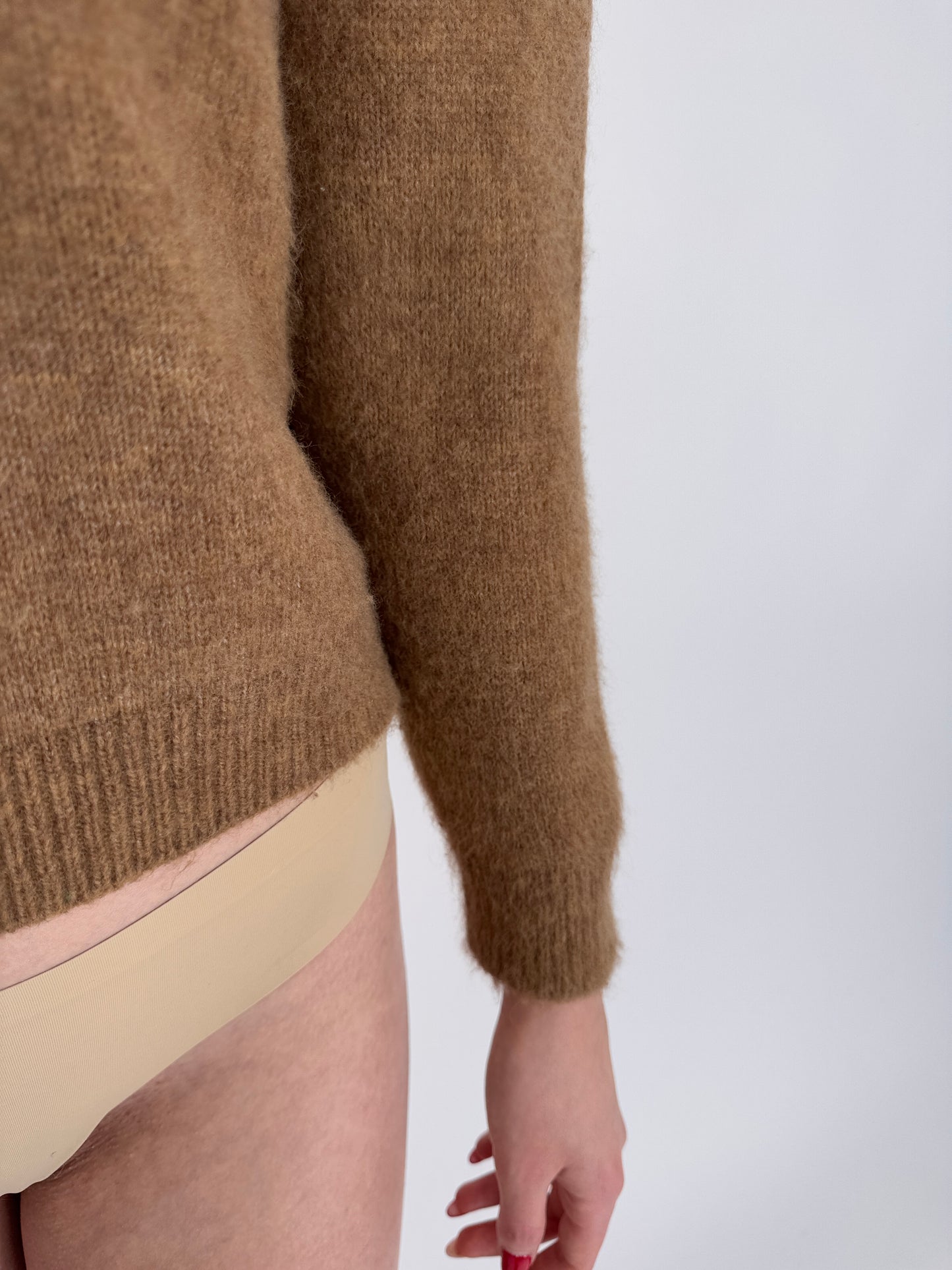 Pulover caramel de gramaj mare cu aplicații delicate la gât din mix de lana