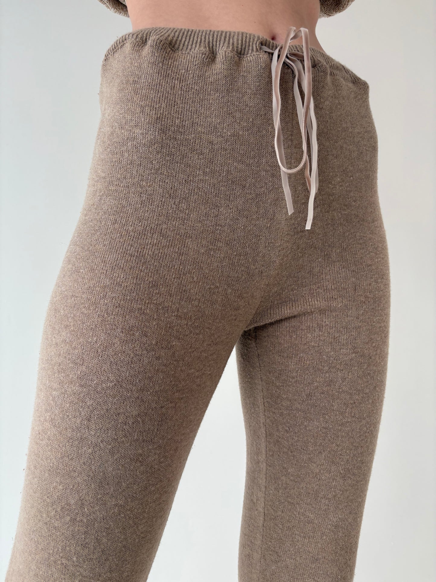 Pantaloni cu influențe sport camel din jerse de lana extrafina