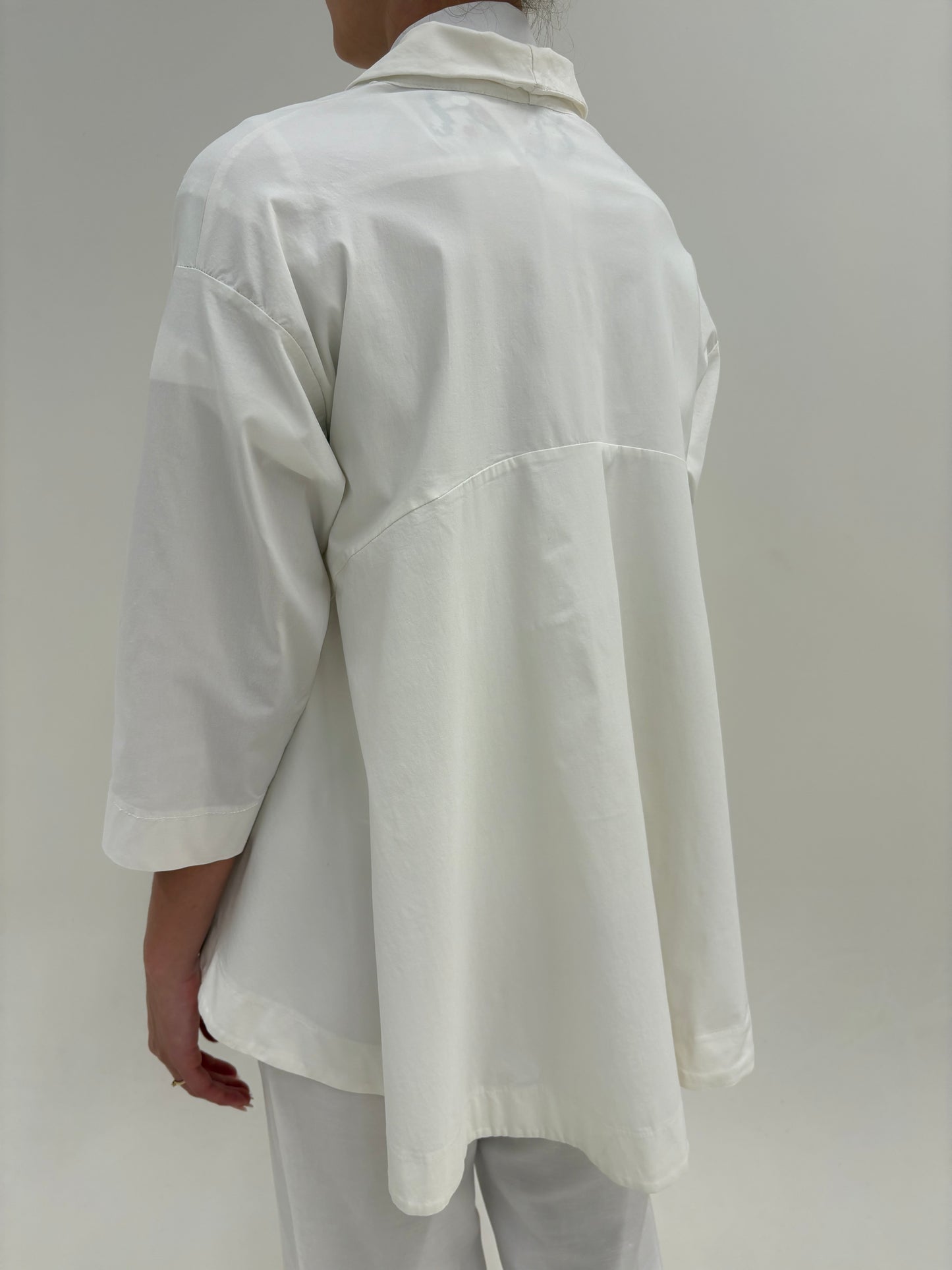 Jacheta italiană off white în croi deosebit minimalist cu influențe casual