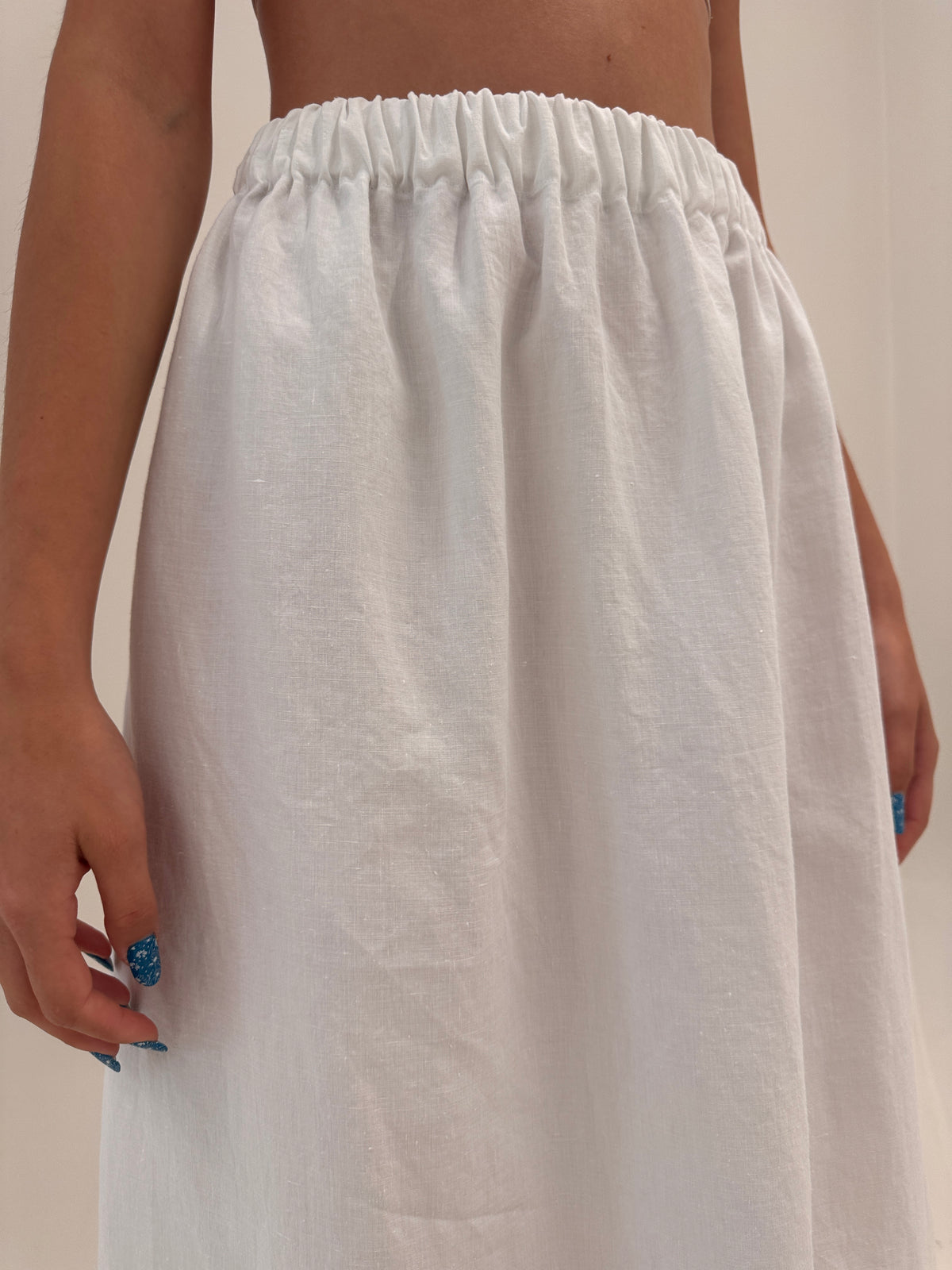Set din in excepțional cu broderie manuală delicată colorata și fustă maxi
