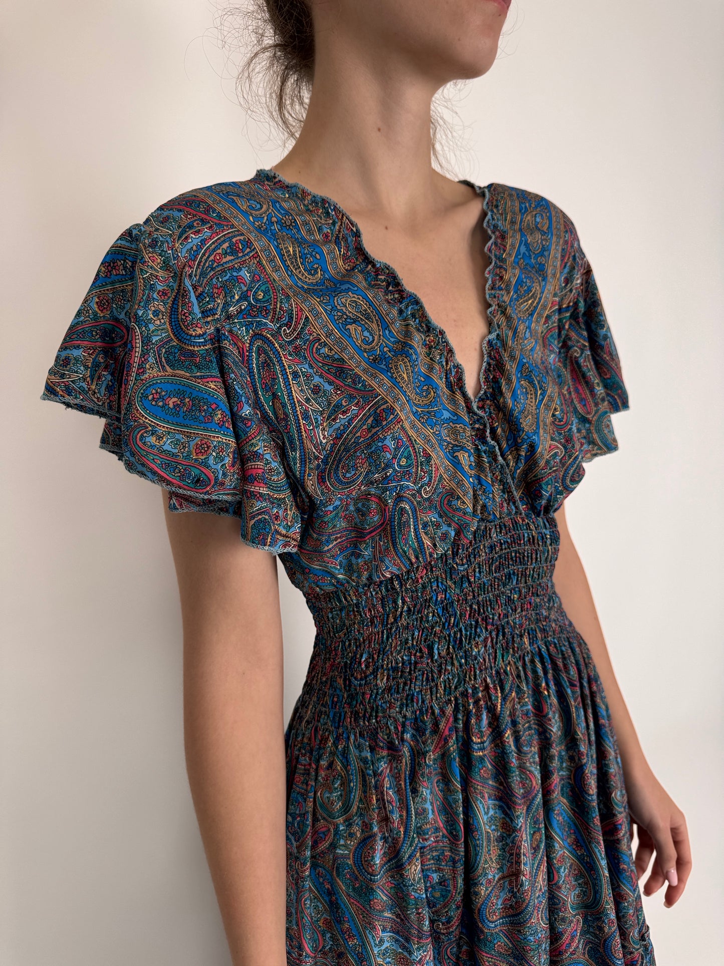 Rochie maxi cu print paisley și talie ultra marcată elastică