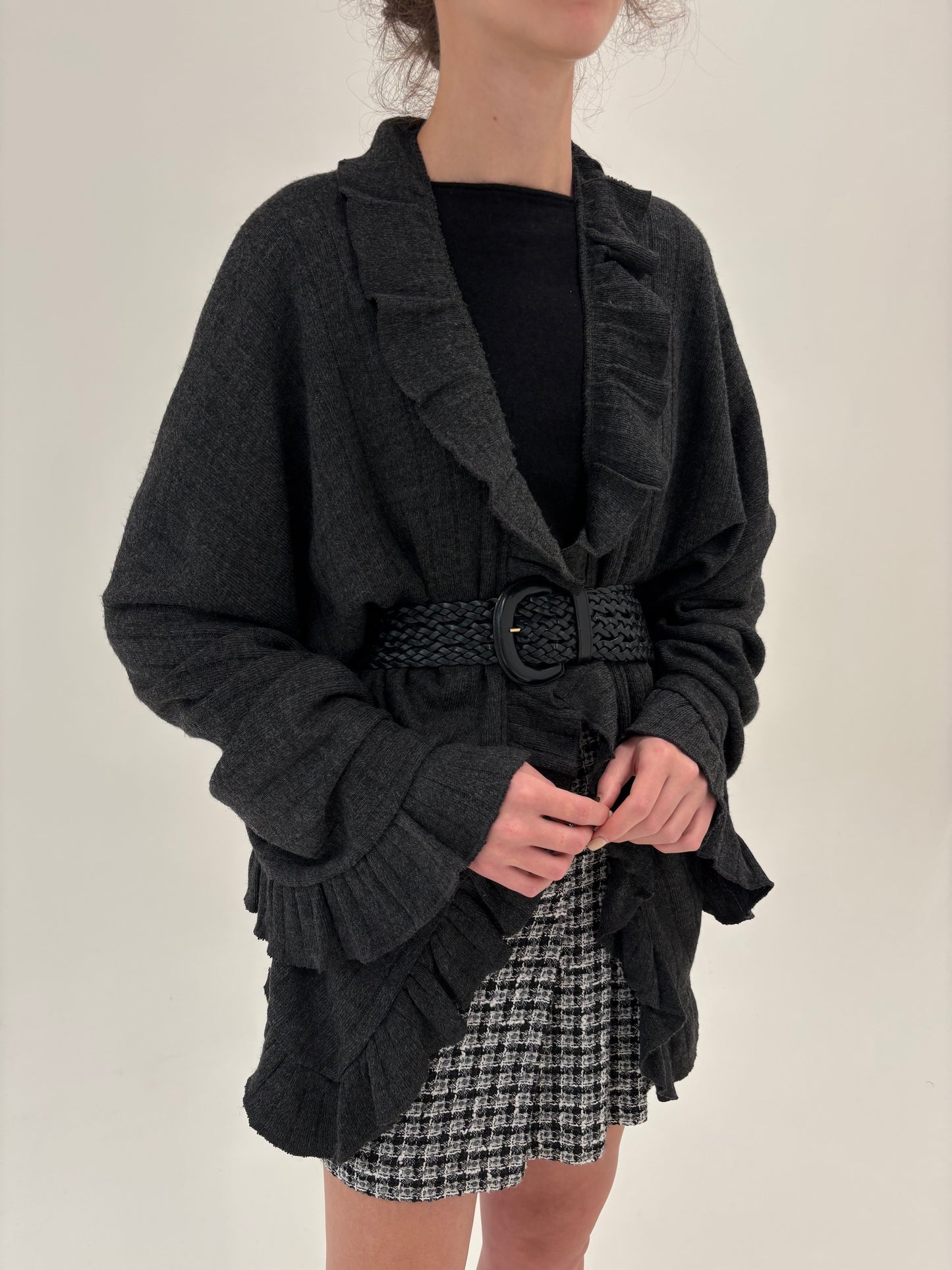 Capa excepțională cu volane charcoal gray din lana extrafina