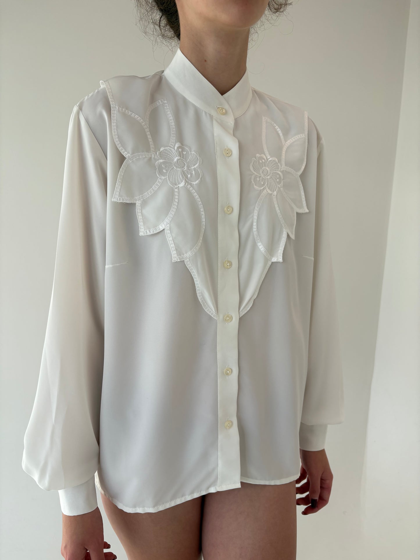 Cămașa vintage cu jabou în formă de petale și broderie