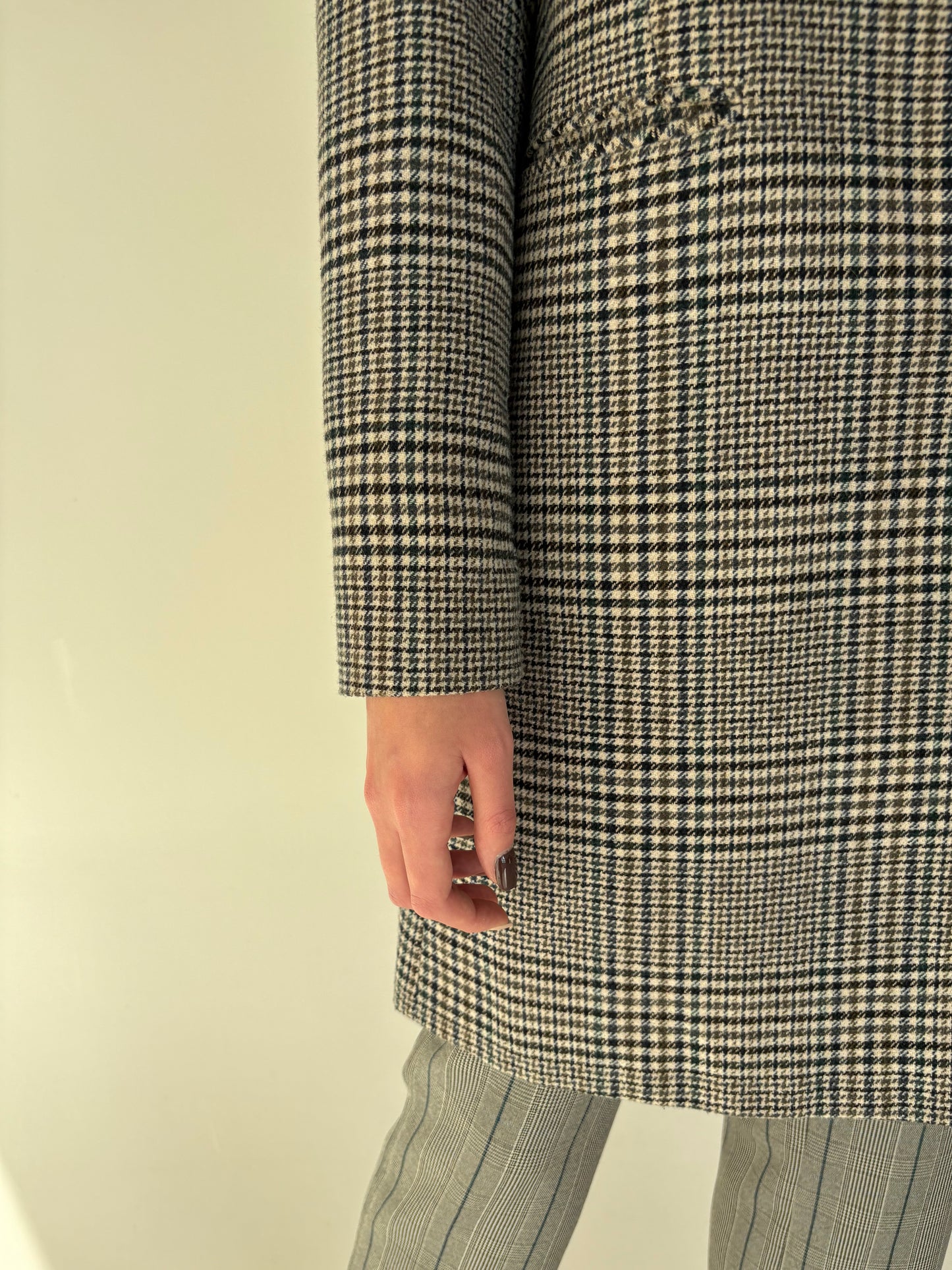 Palton în carouri și croi minimalist din mix de lana extrafina