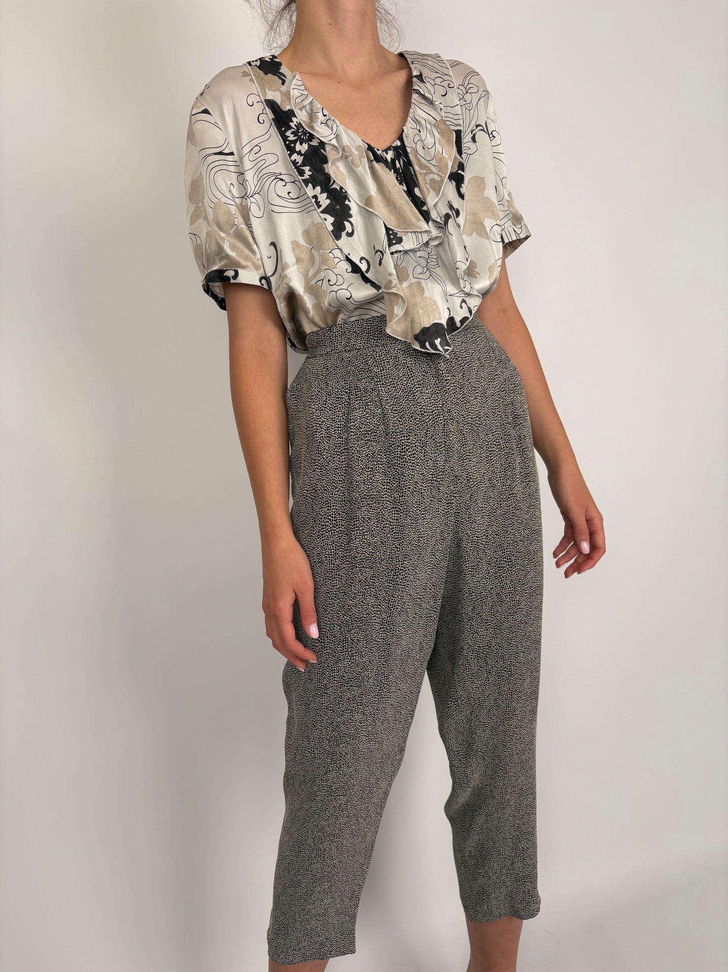 Pantaloni petite business cu print alb negru și talie ultra înaltă elatica
