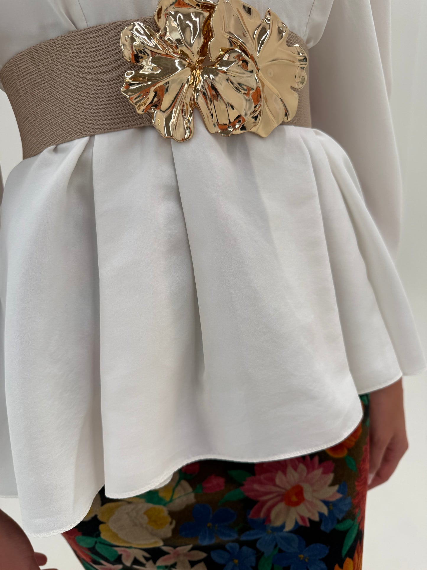 Cămașa spectaculoasă Max Mara din mătase naturală plină cu peplum și umeri cu volum
