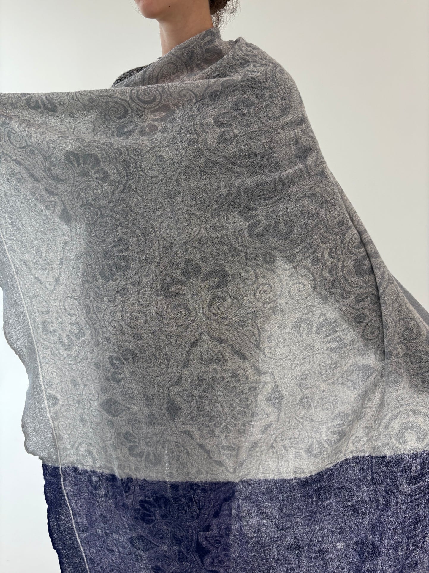 Eșarfă colorblock XXXL din lana extrafina silver gray și aubergine