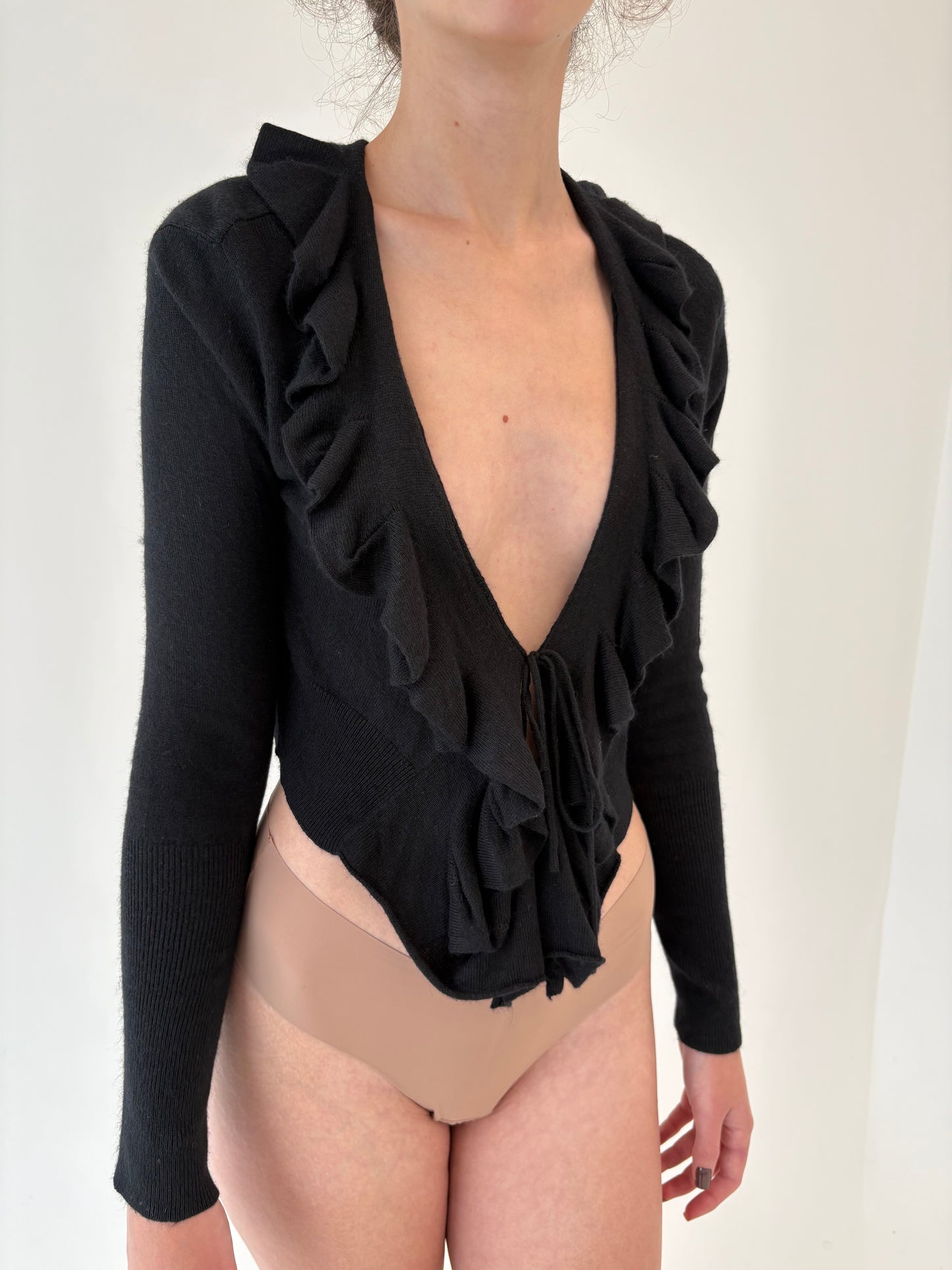 Cardigan negru cropped cu volane din 55% cașmir cu vâscoza