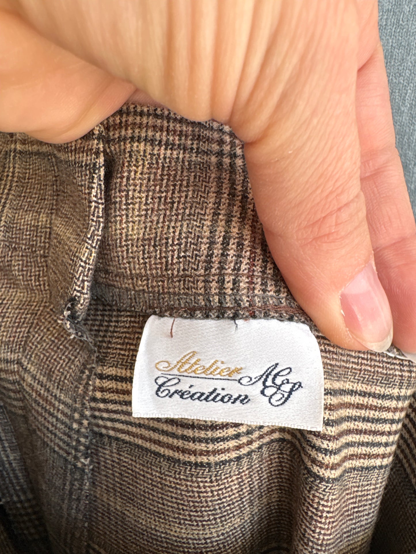 Pantaloni din stofă extrem de fină în carouri și culori neutre petite