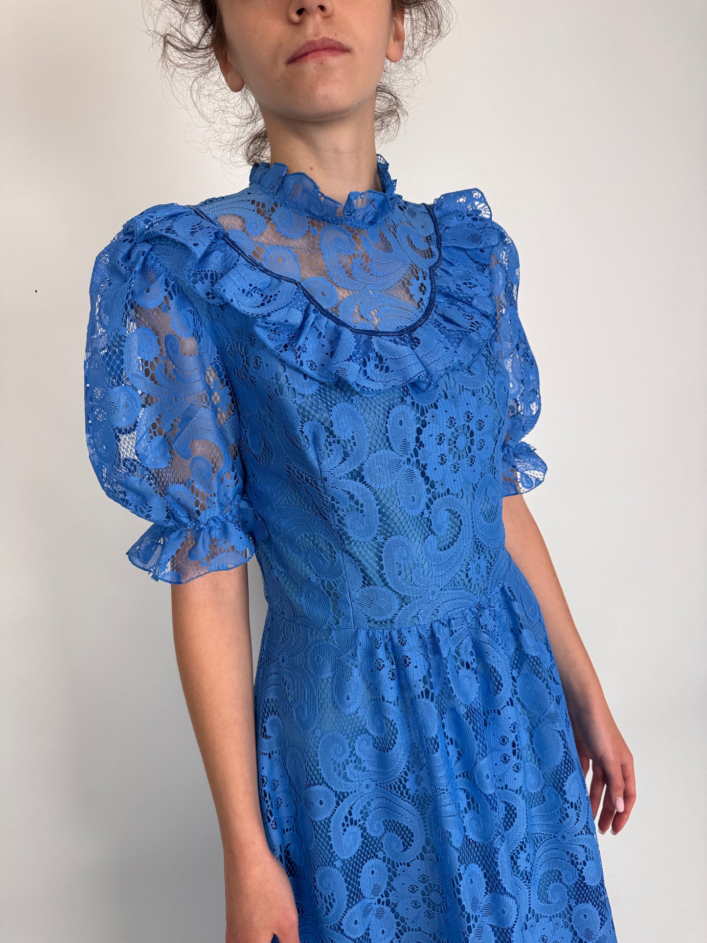 Rochie maxi tall albastru ciel din dantelă cu talie marcată