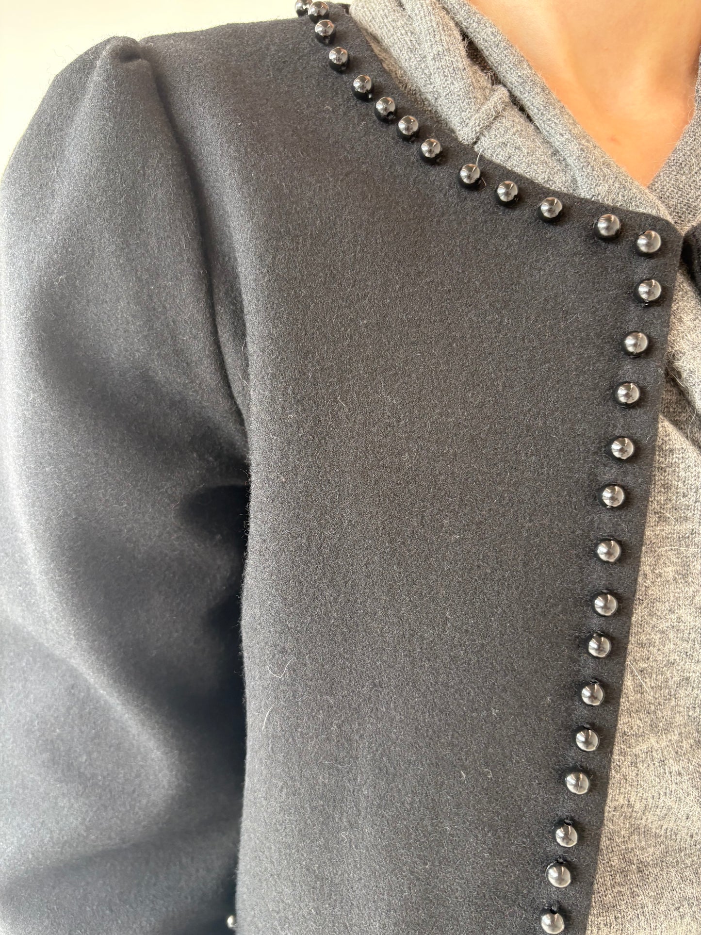 Sacou vintage negru cropped cu aplicații manuala din perlute negre