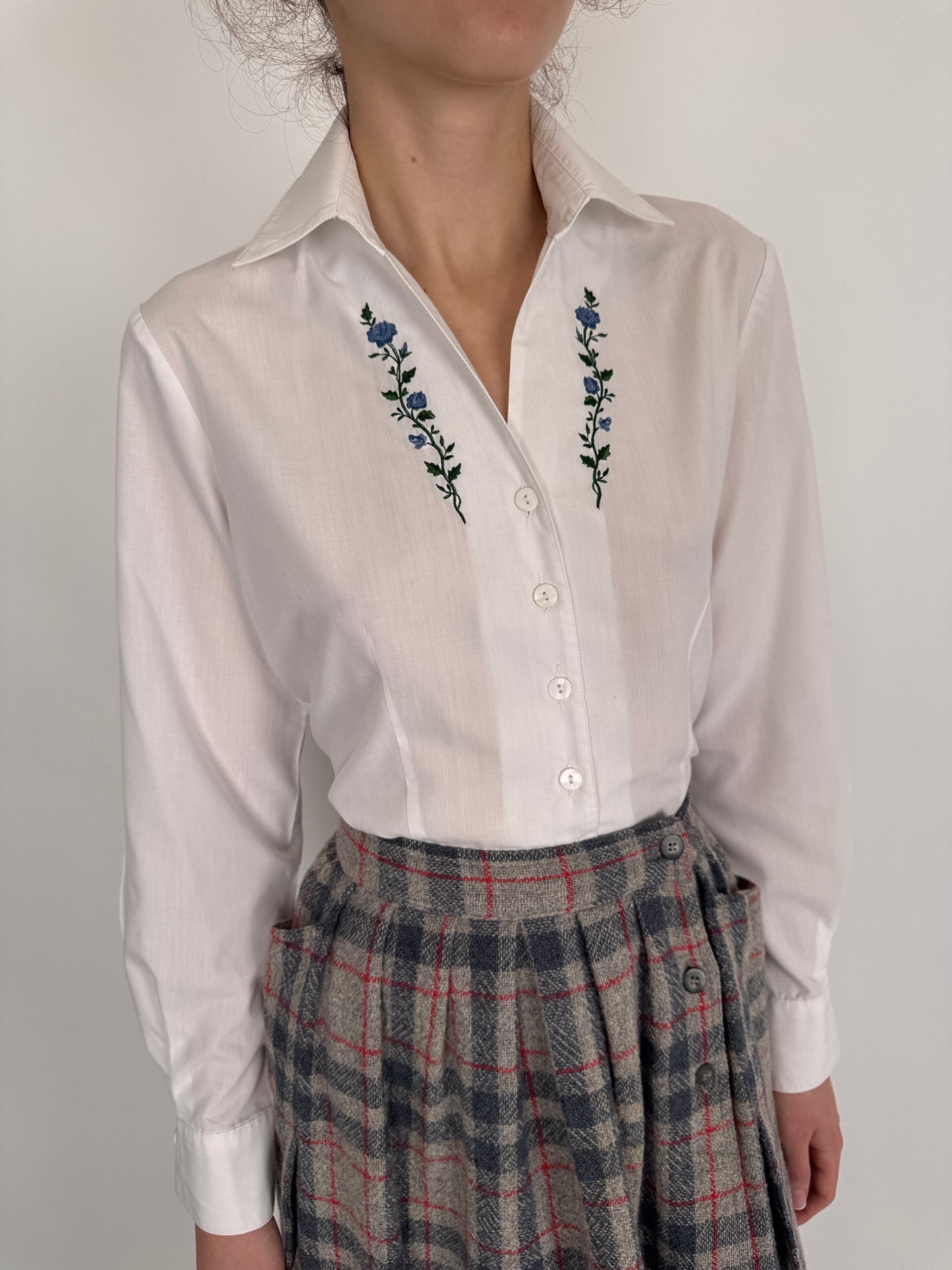 Cămașa vintage în croi ușor cambrat cu broderie din bumbac
