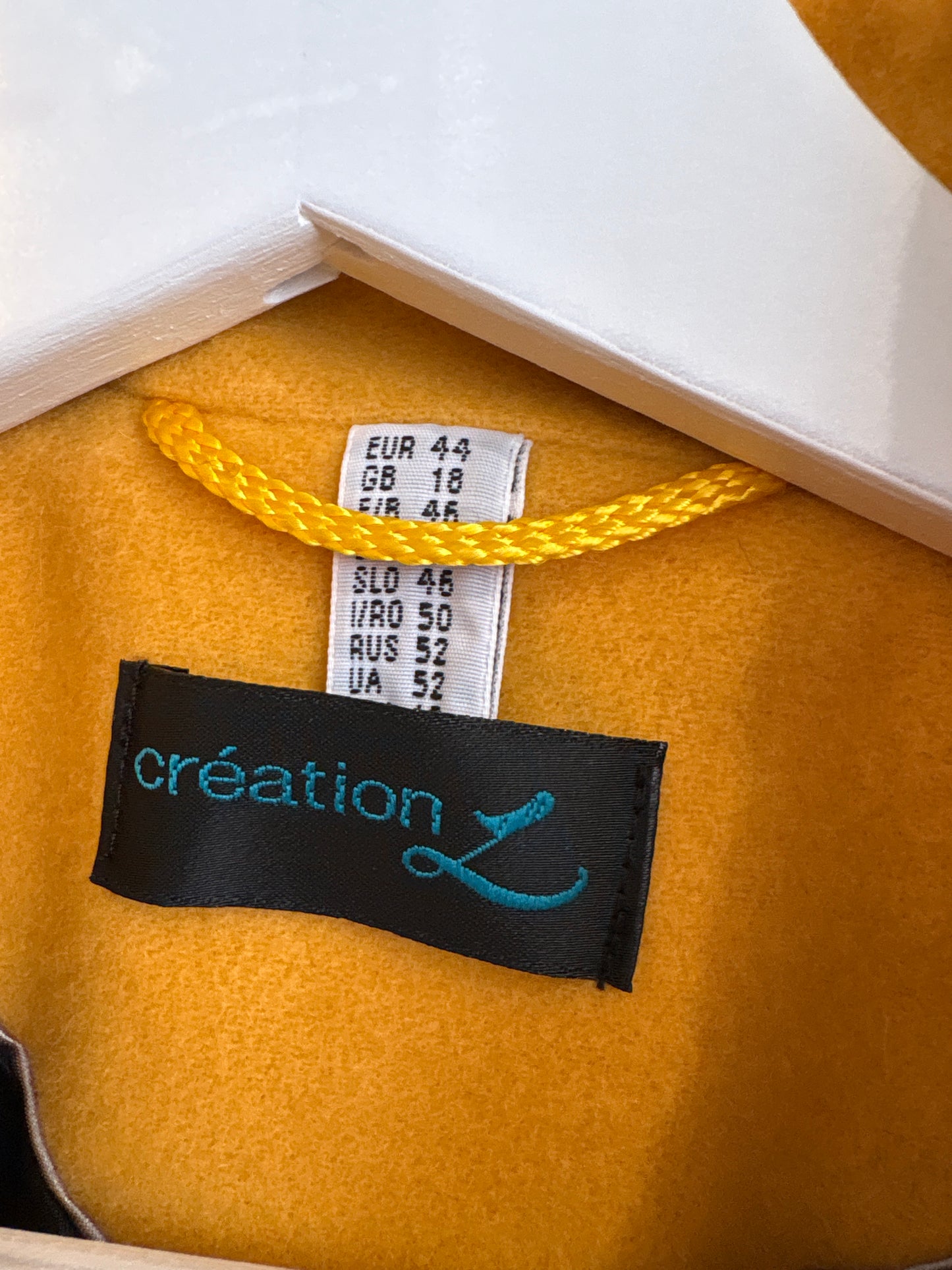 Jacheta saffron yellow din lana extrafina în croi minimalist