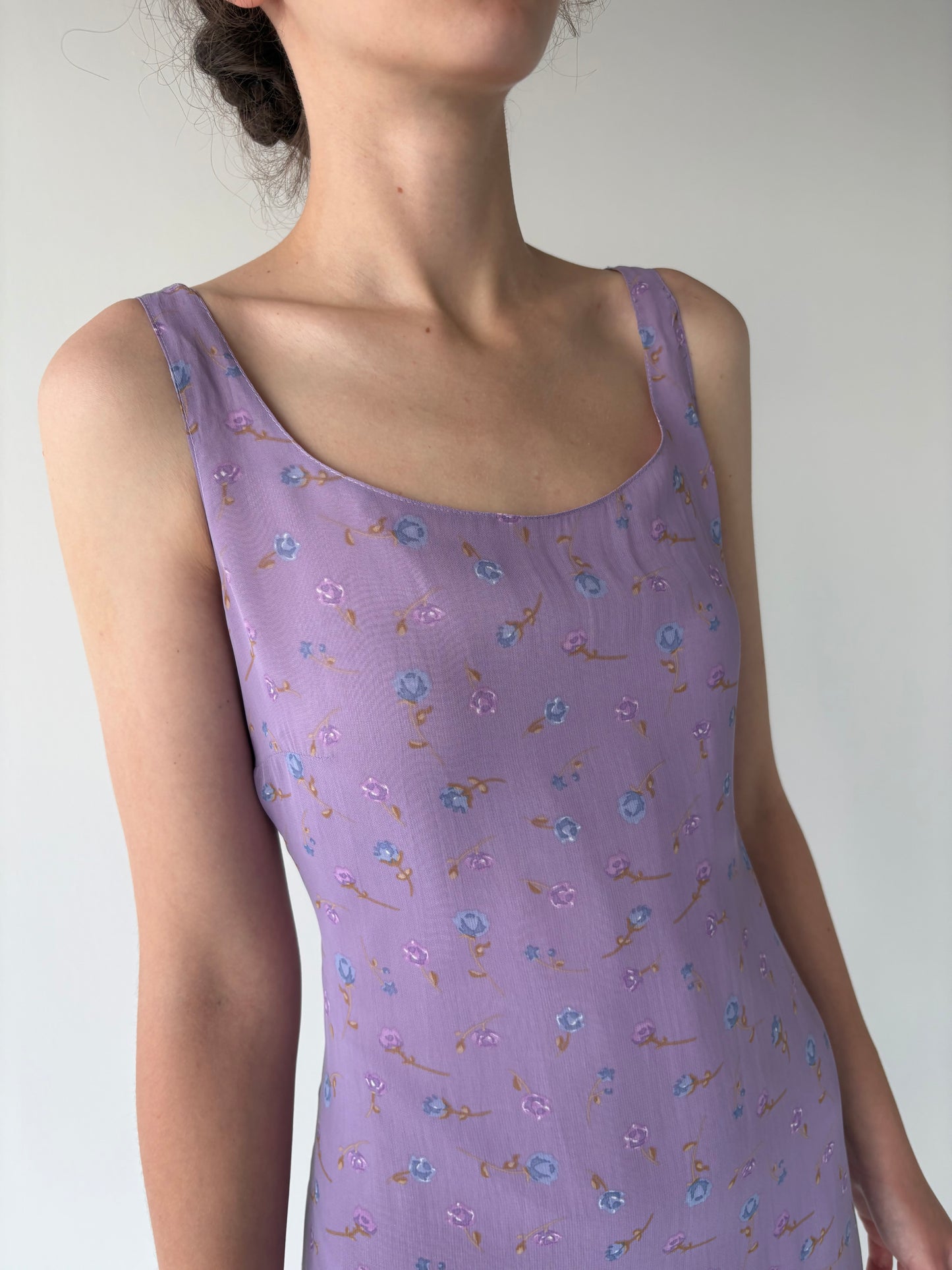 Rochie midi lavandă în croi minimalist cu print floral delicat