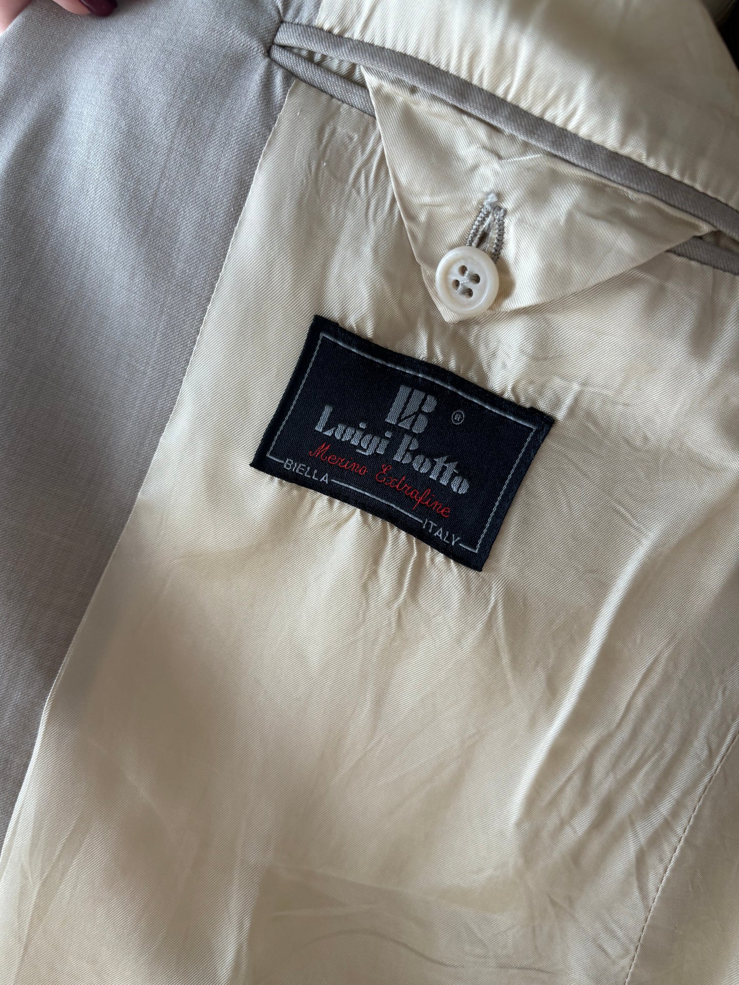 Costum light nude din lana extrafina în croi actual și pantaloni cu pense