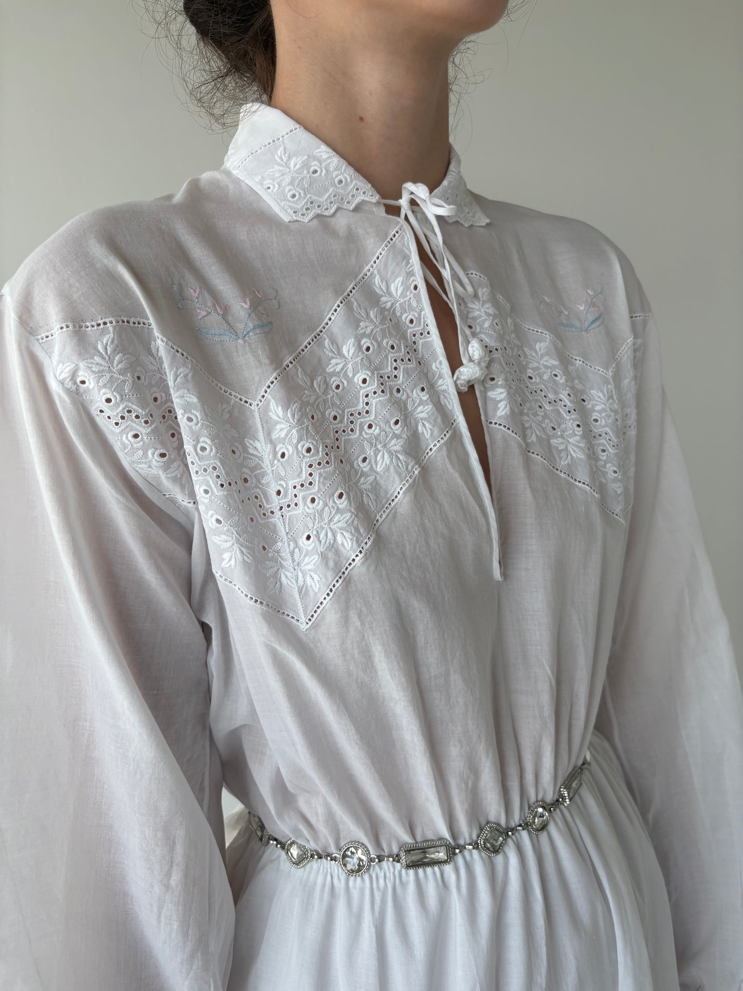 Rochie vintage italiană bijuterie din panzica extrafina de in cu broderie manuală
