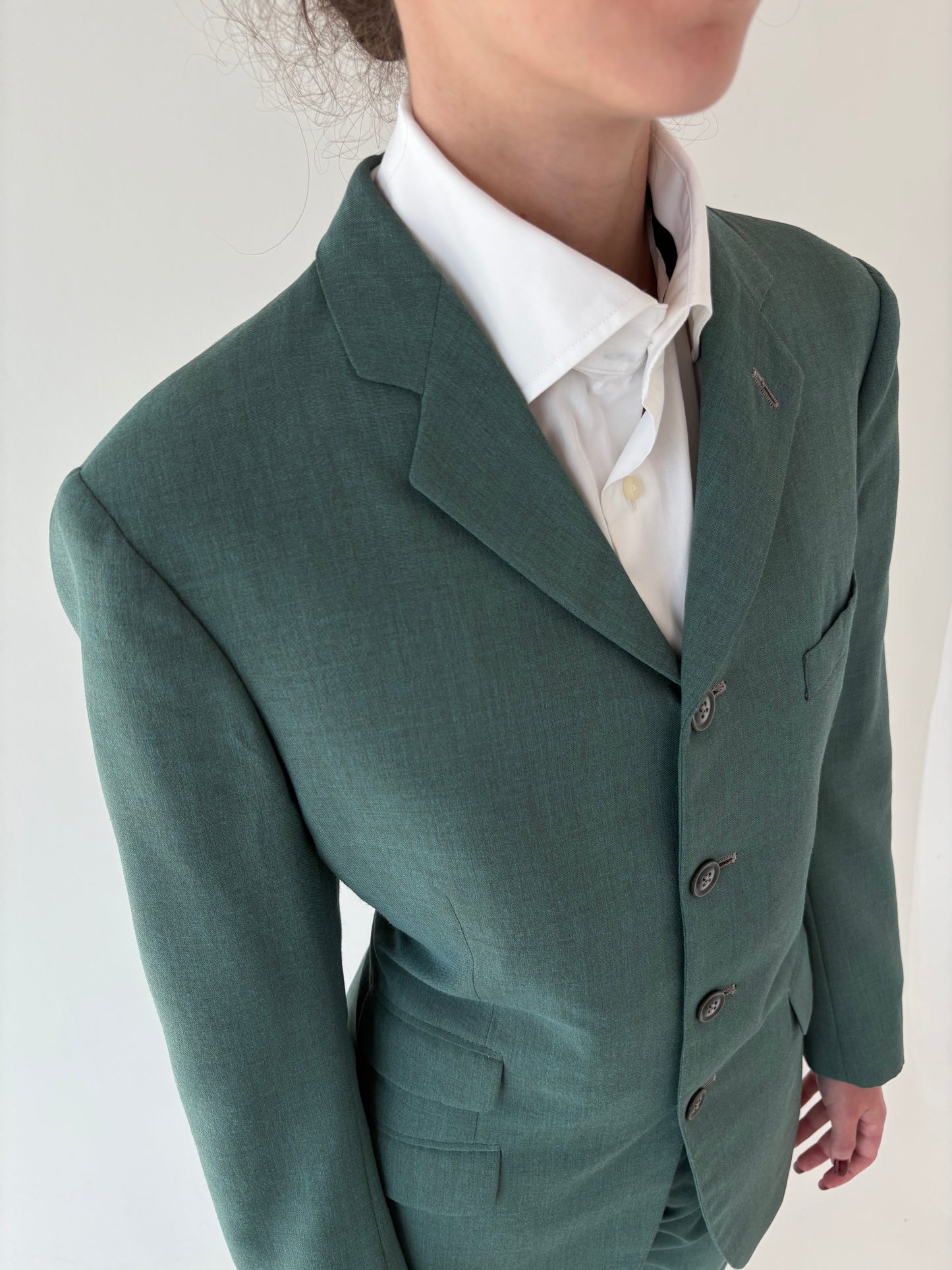 Costum din mix de lana extafina în nuanțe superbă de verde cu pense