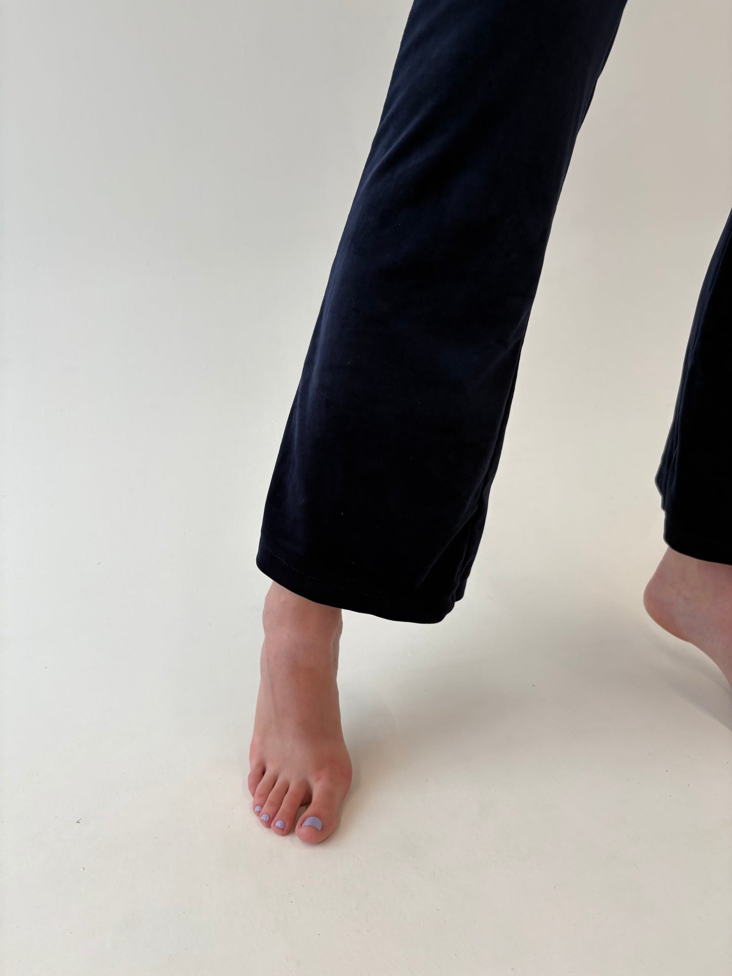 Pantaloni italienești albastru cerneală din catifea strech ușor evazați