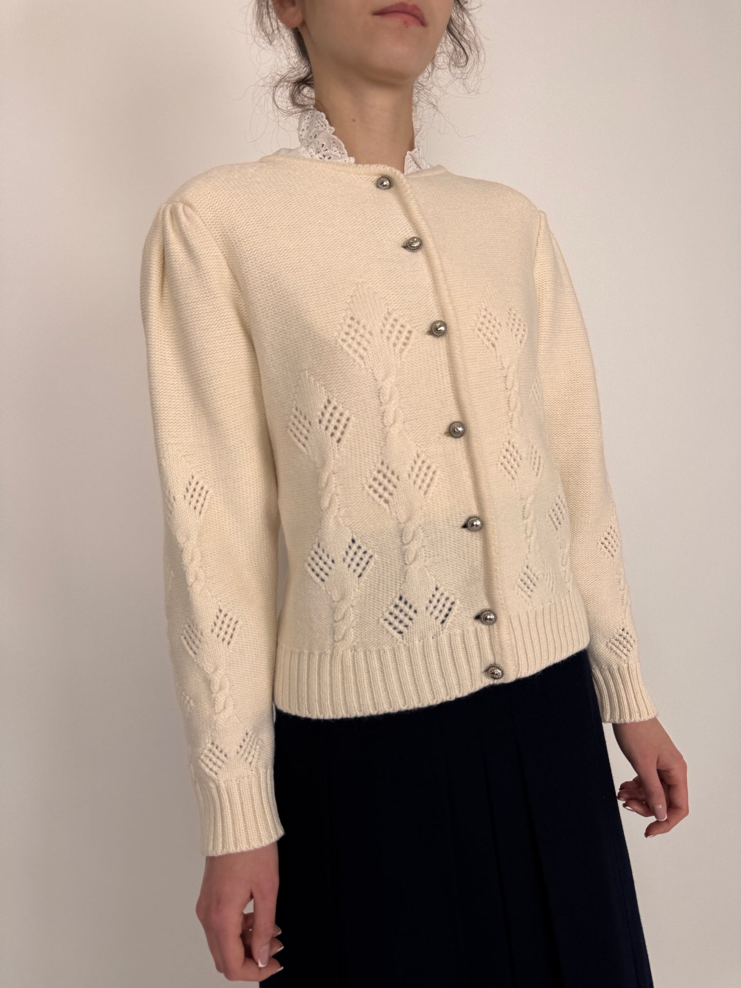 Cardigan vintage ivorie din lana extrafina cu umeri ușor bufanți
