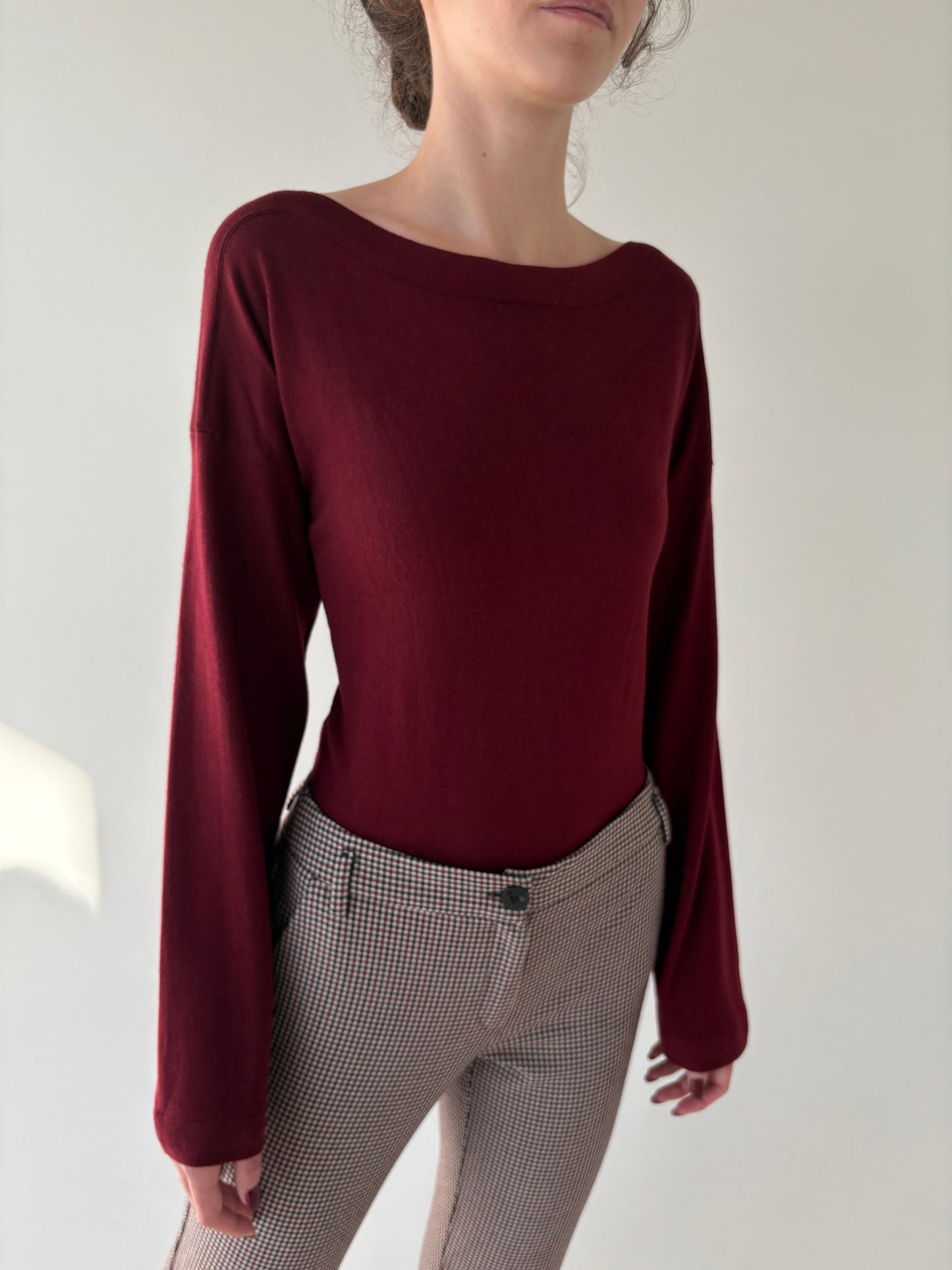 Pulover burgundy din mix de lana merino extrafina în croi lejer