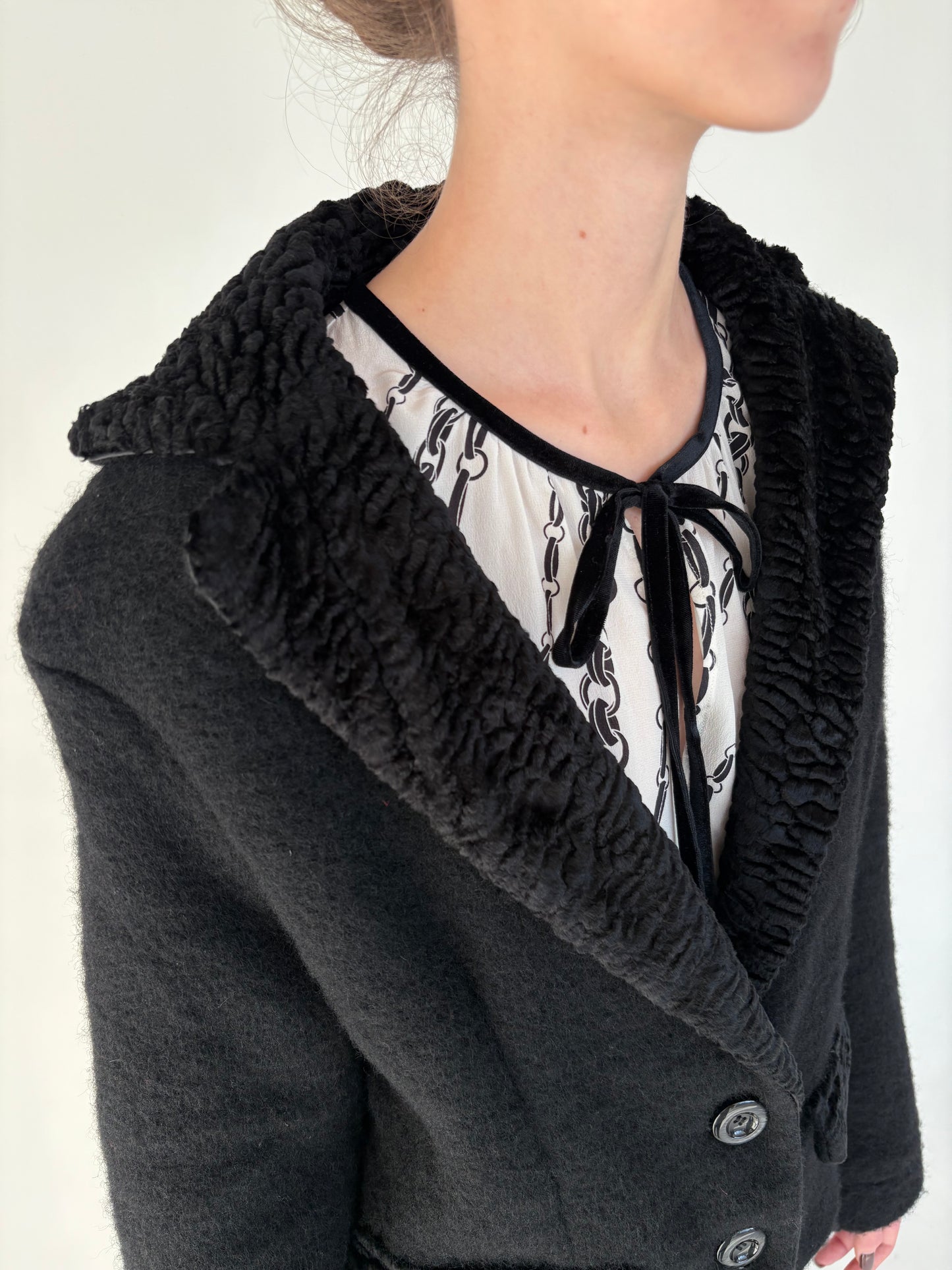 Sacou italian negru în croi ușor cambrat ultra confort din tricot de lana
