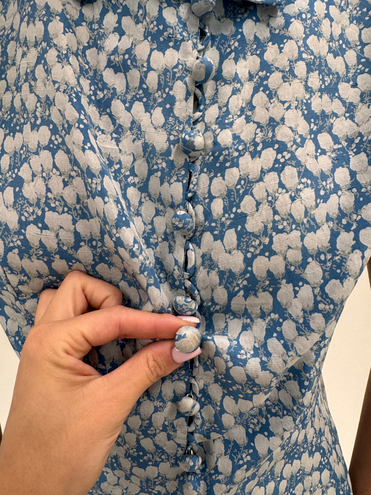 Cămașa vintage cambrata din mătase naturală cu print jeans blue și nasturi îmbrăcați