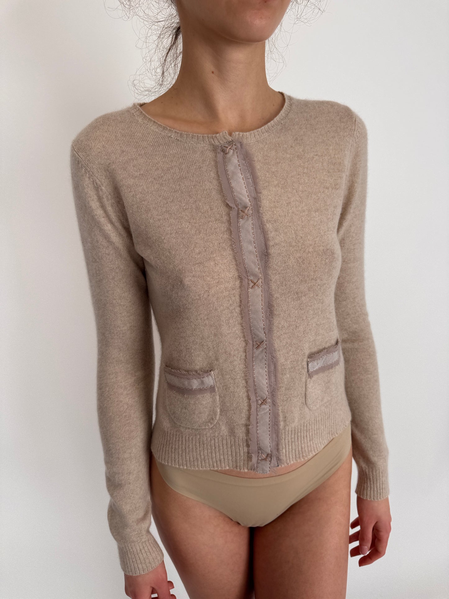 Cardigan misty rose nude din cașmir cu aplicații din mătase naturală