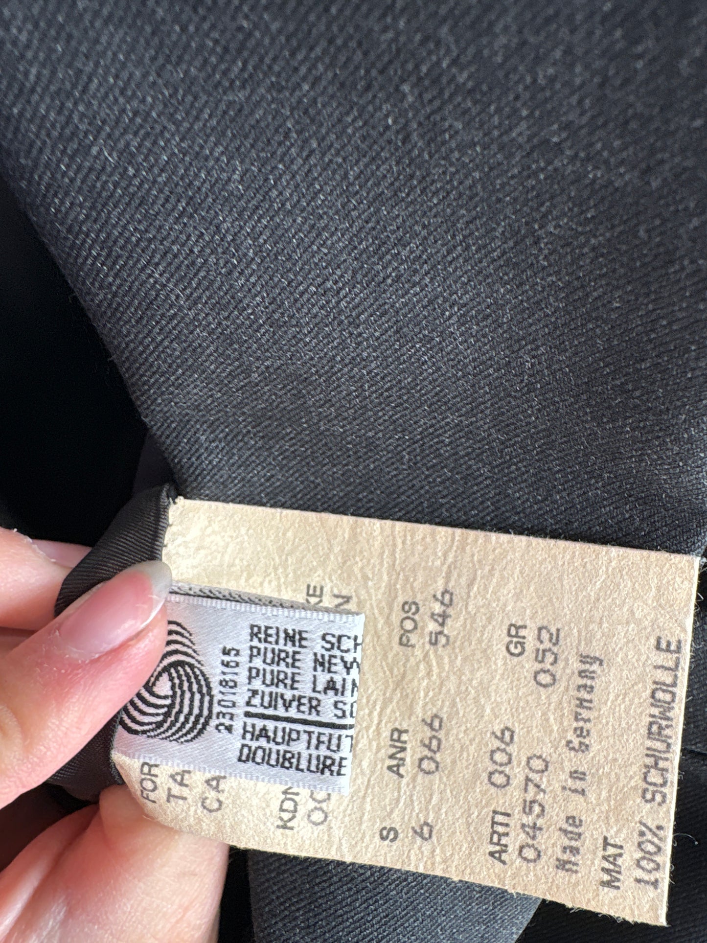Sacou Hugo Boss din lana pura extrafina certificată în croi actual