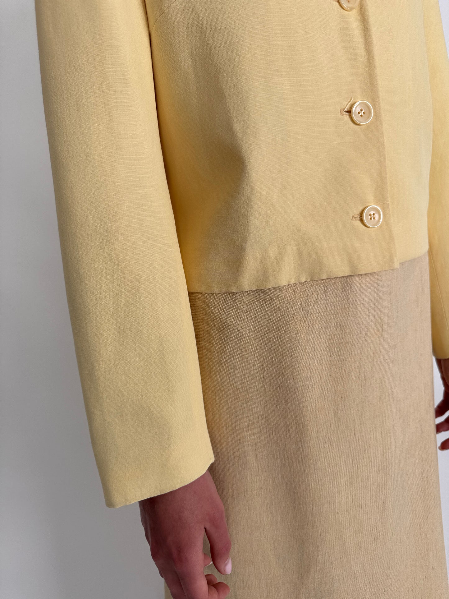 Sacou butter yellow din pânză în croi minimalist