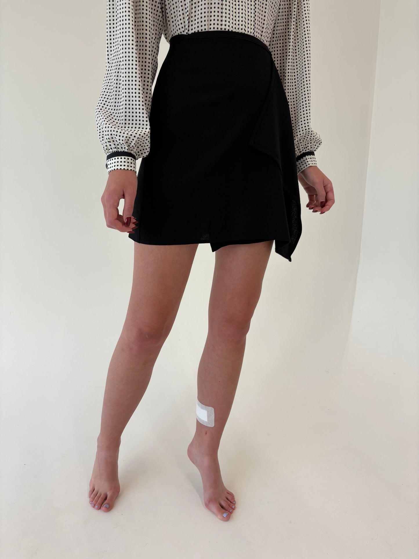 Fustă neagră mini petecuta din lana pura extrafina certificată