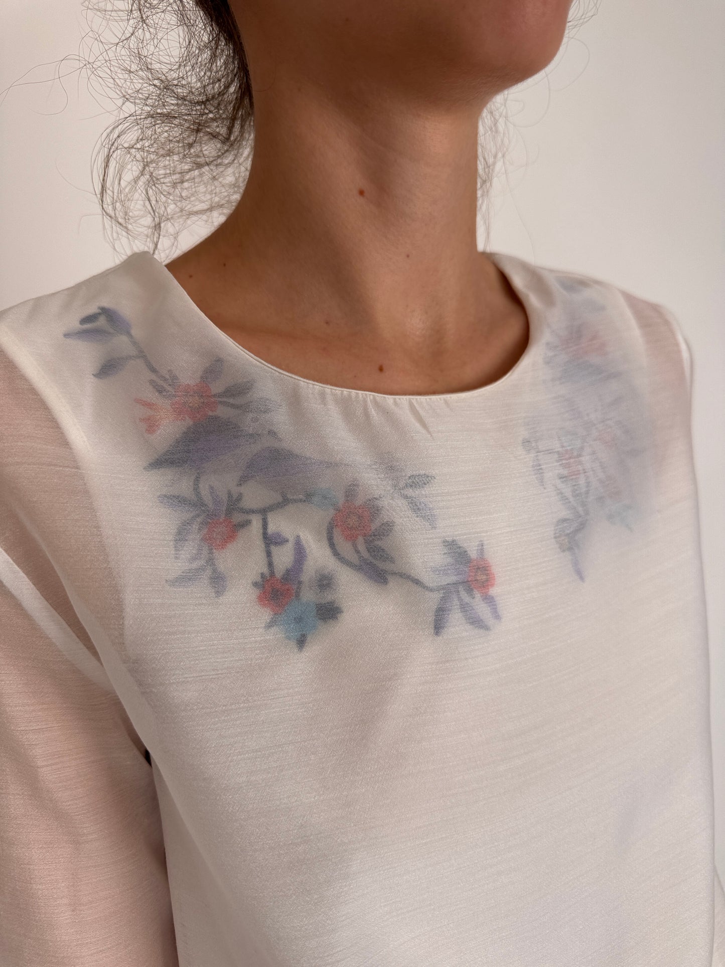 Top cu broderie în croi chic minimalist