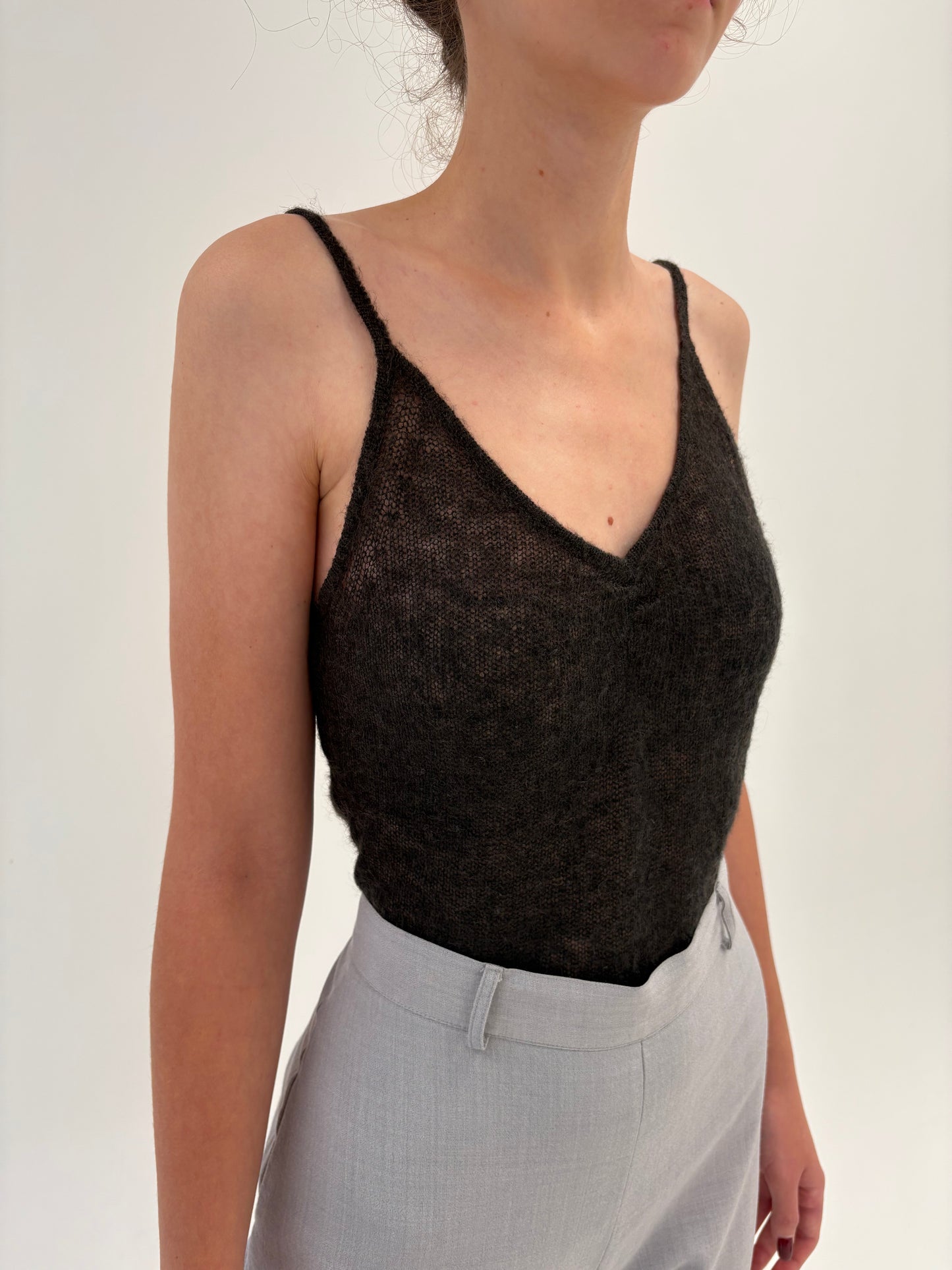 Top dark brown ușor cambrat din baby mohair