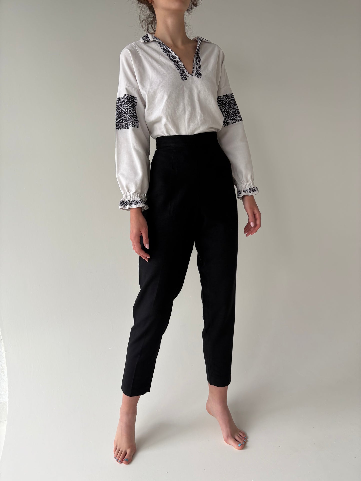 Pantaloni negri țigaretă din in cu talie ultra înaltă marcată