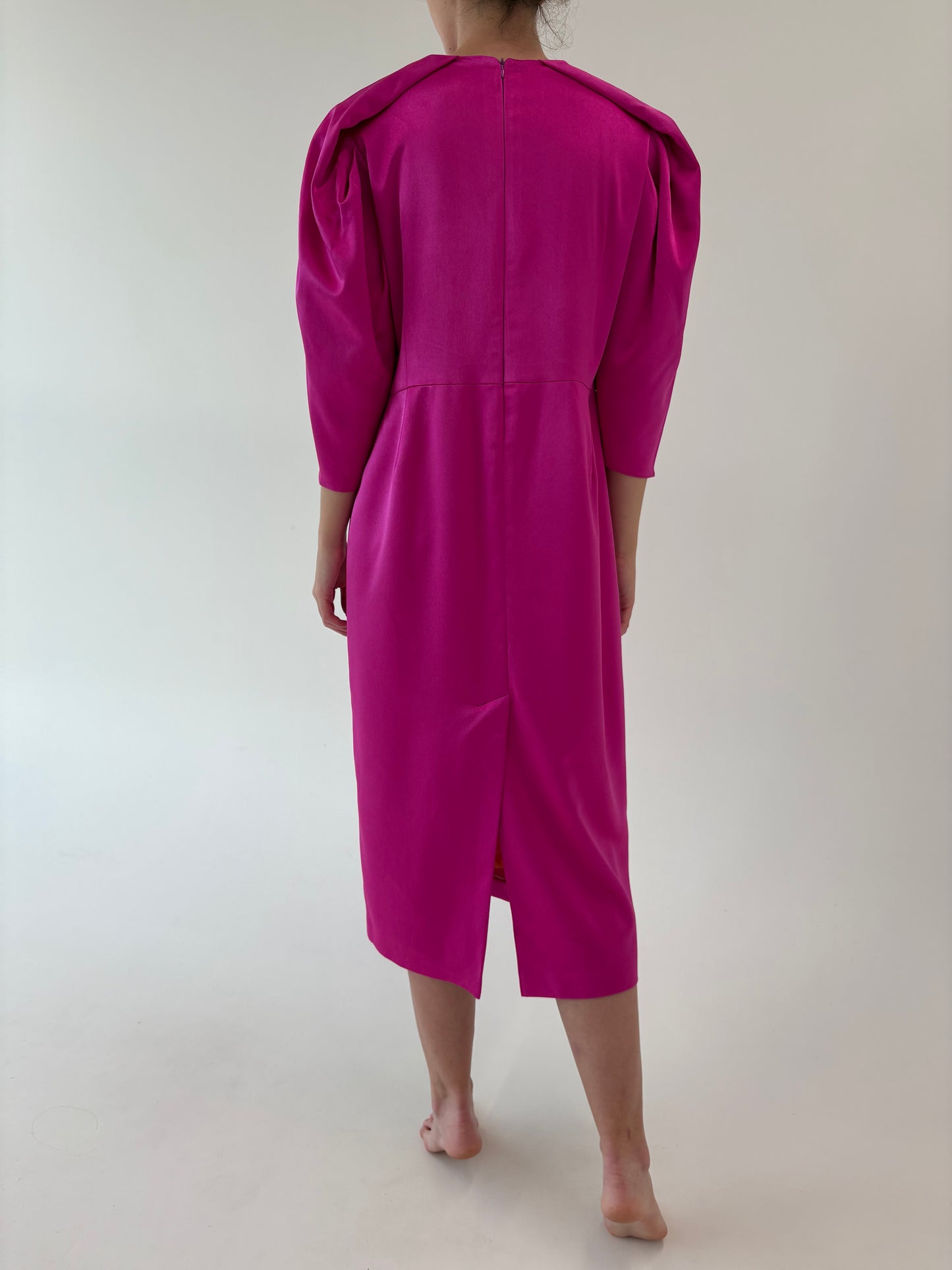 Rochie fucsia satinata de ocazie cu umeri accentuați